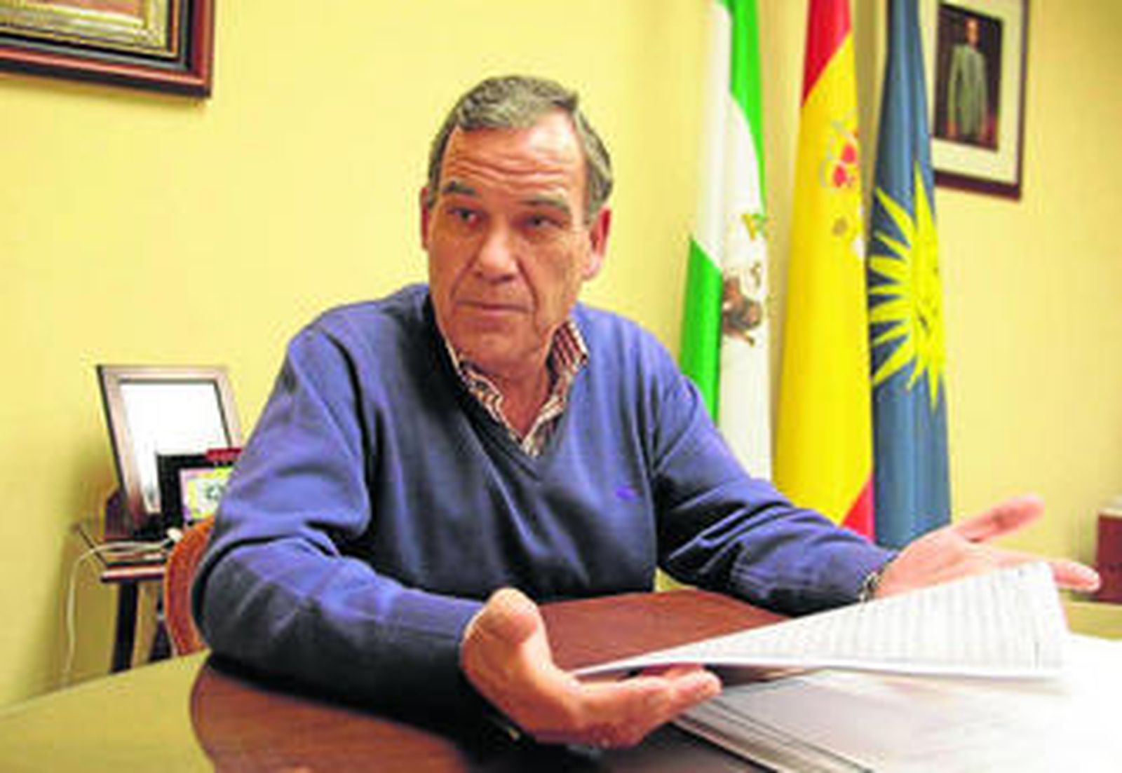 Juan Wic, en su despacho del Ayuntamiento de Écija, el pasado miércoles.
