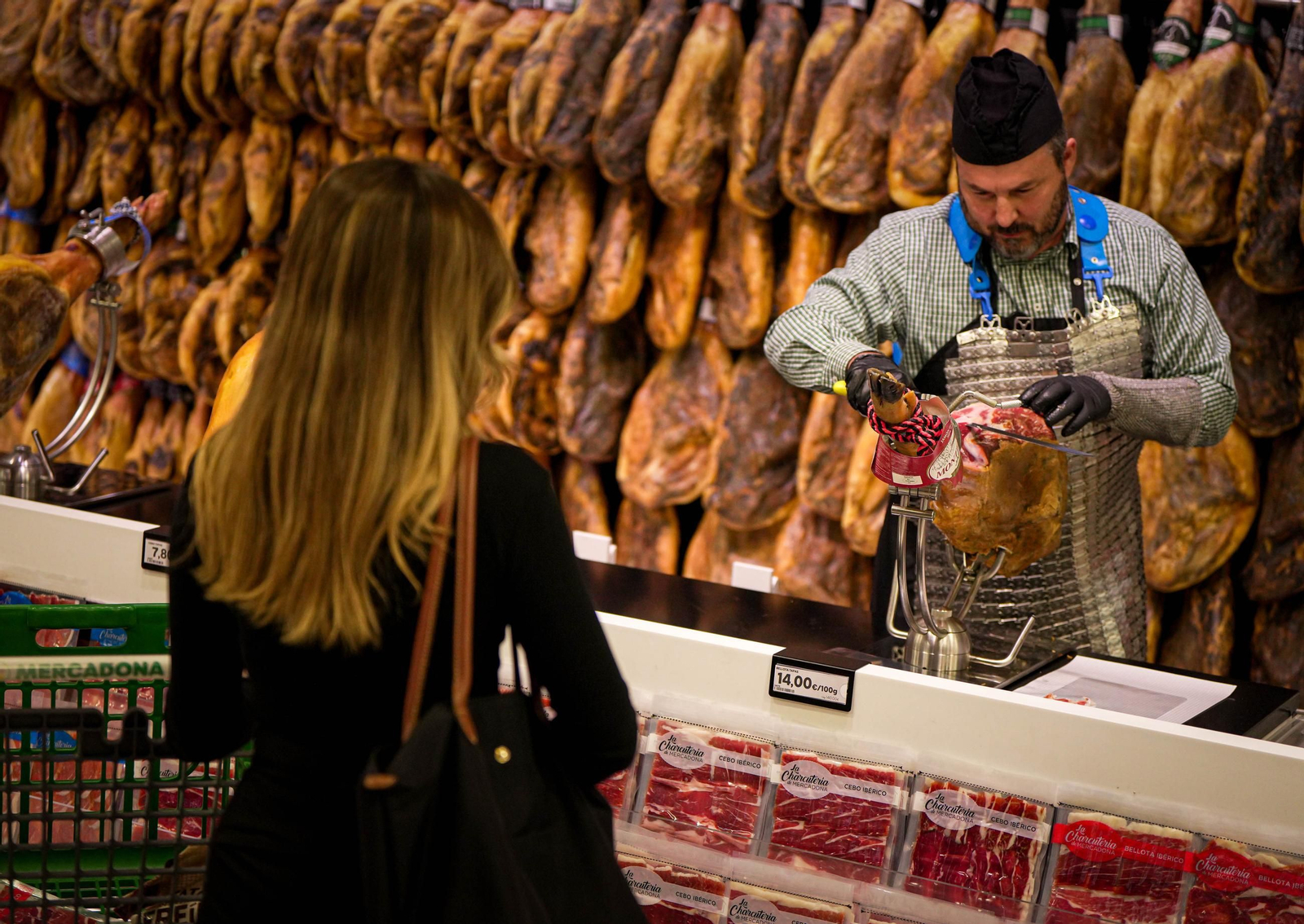 Del campo a la mesa, así son los jamones de Montesierra que vende Mercadona