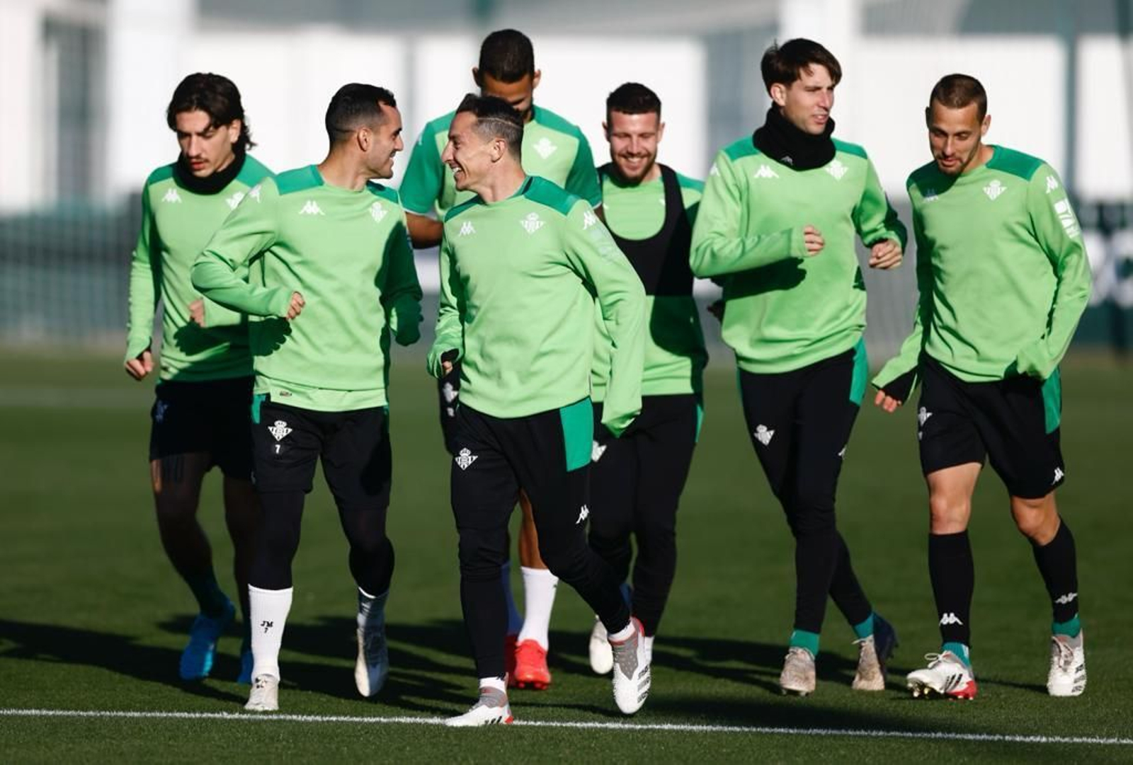 Bellerín y Willian José, con el resto de compañeros en la sesión de este lunes.