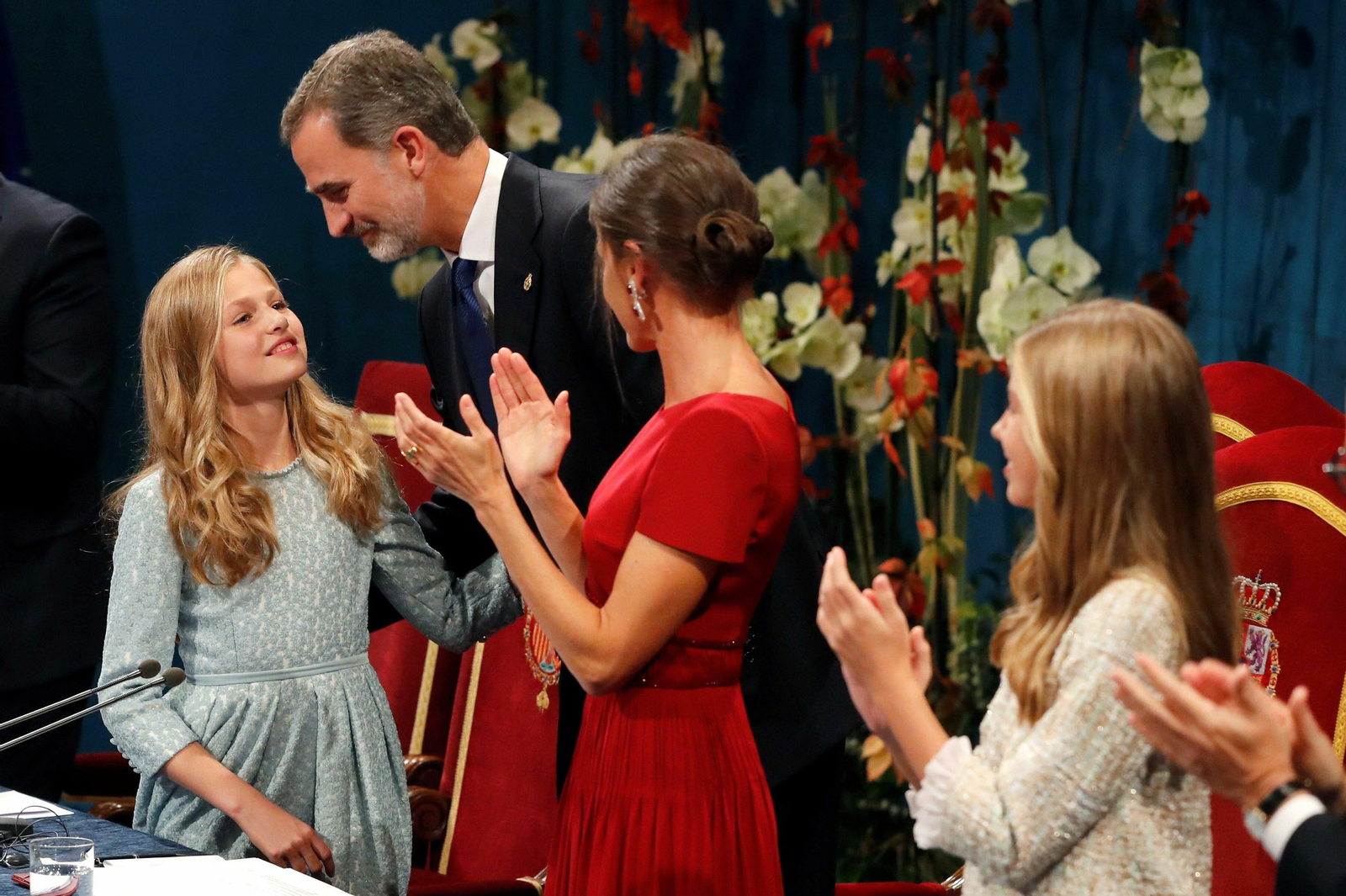 La princesa Leonor es felicitada por su padre, Felipe VI, tras su primer discurso como heredera.
