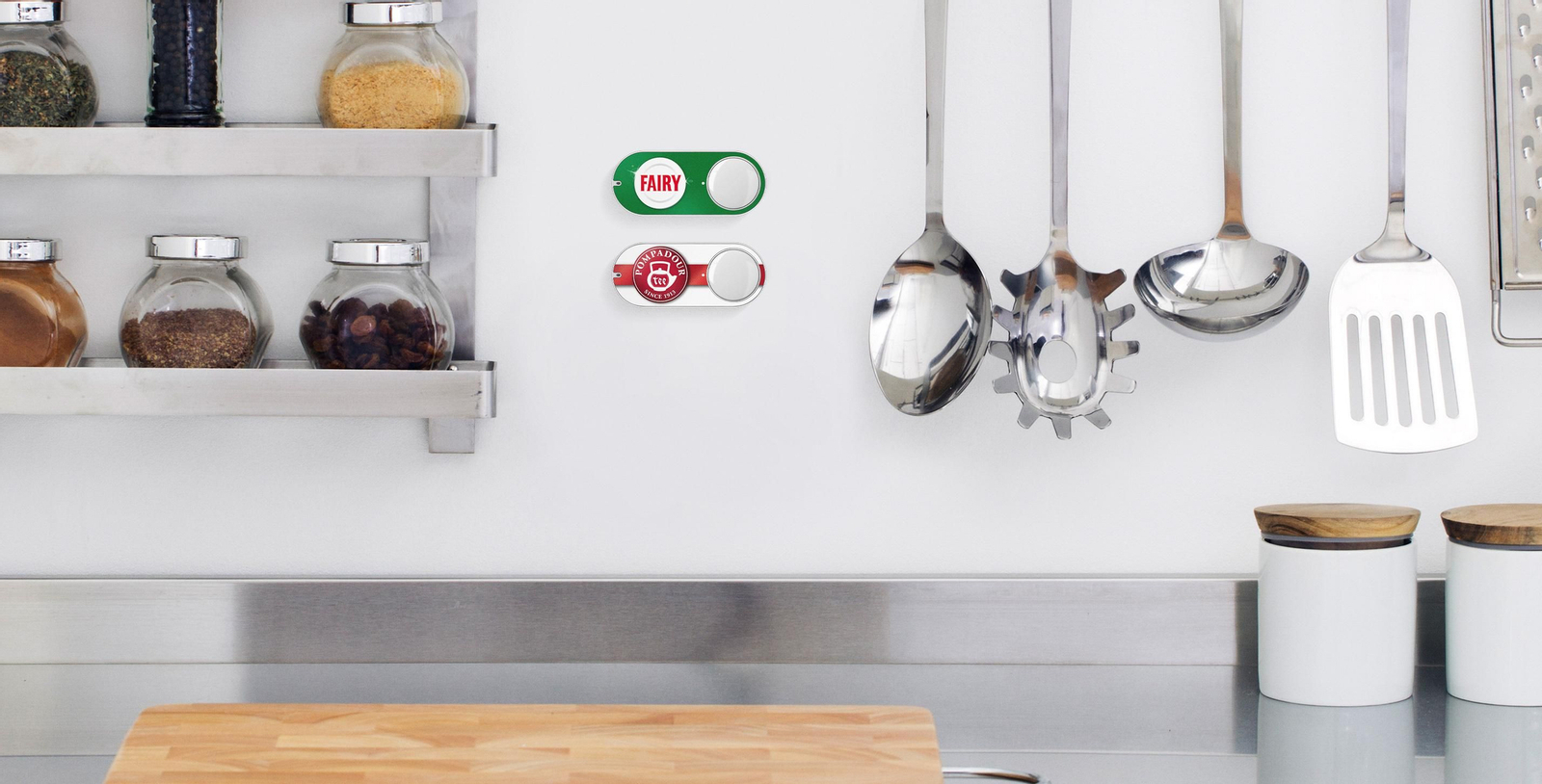 Los botones de Amazon se pueden colocar en las estanterías de la cocina; en la imagen, los de Fairy y Pompadour.