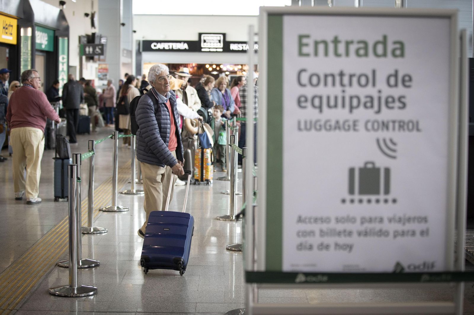 Viajeros esperando en la Estación de Tren de Granada tras los retrasos ocasionados por el robo de cable