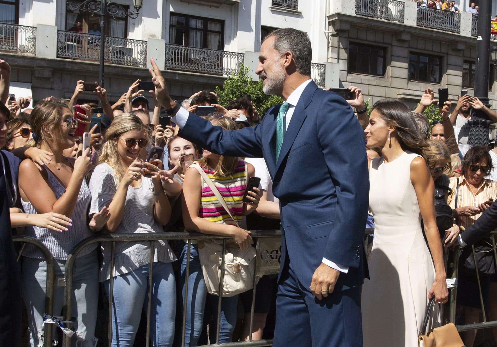 Los Reyes Felipe y Letizia saludan a la gente que les aguardaba en las inmediaciones del Archivo de Indias.
