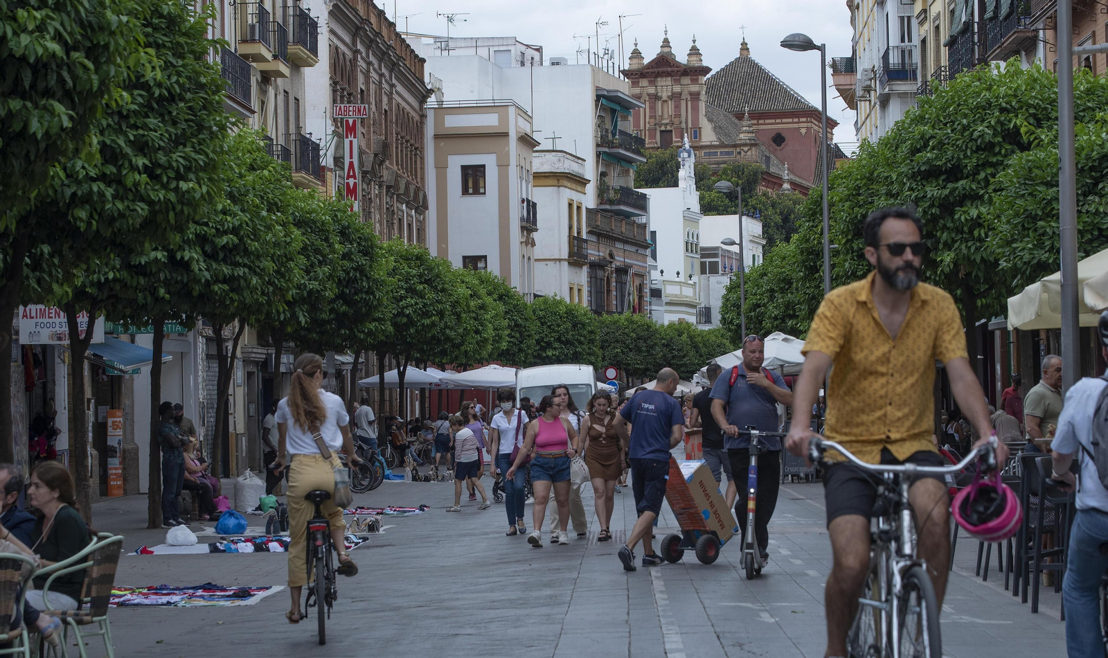 San Jacinto repleta de peatones, bicicletas, veladores y venta ambulante.