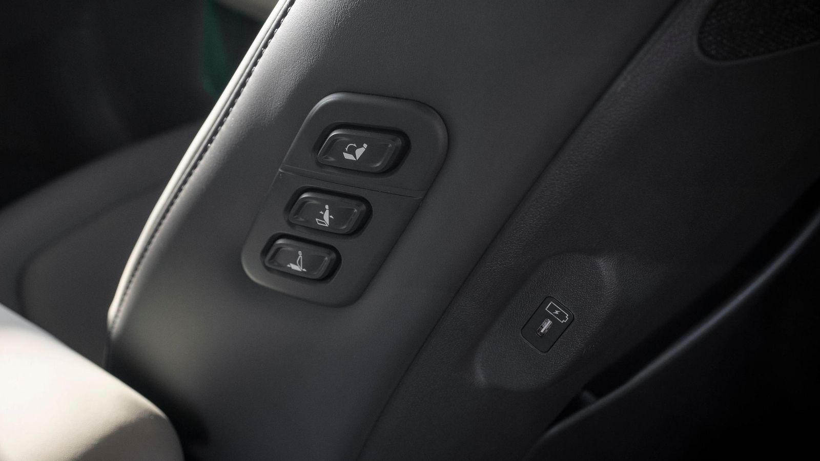 Junto a las regulaciones del asiento del acompañante al alcance de los pasajeros posteriores está uno de las conexiones USB de cortesía.