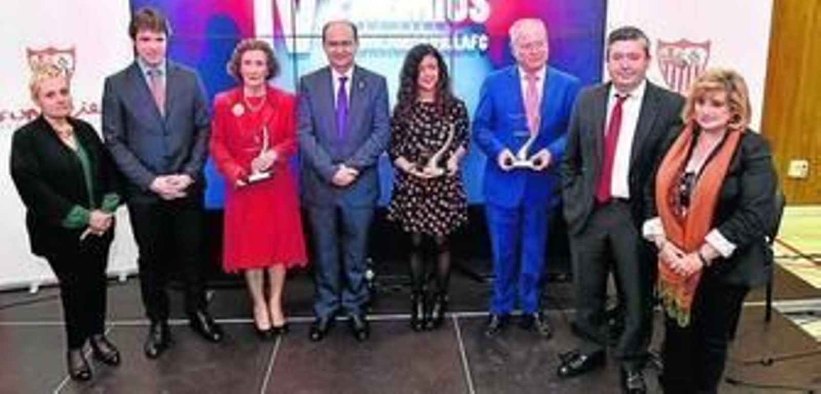 Arriba, Castro con los premiados. Abajo, José María interpreta el himno.