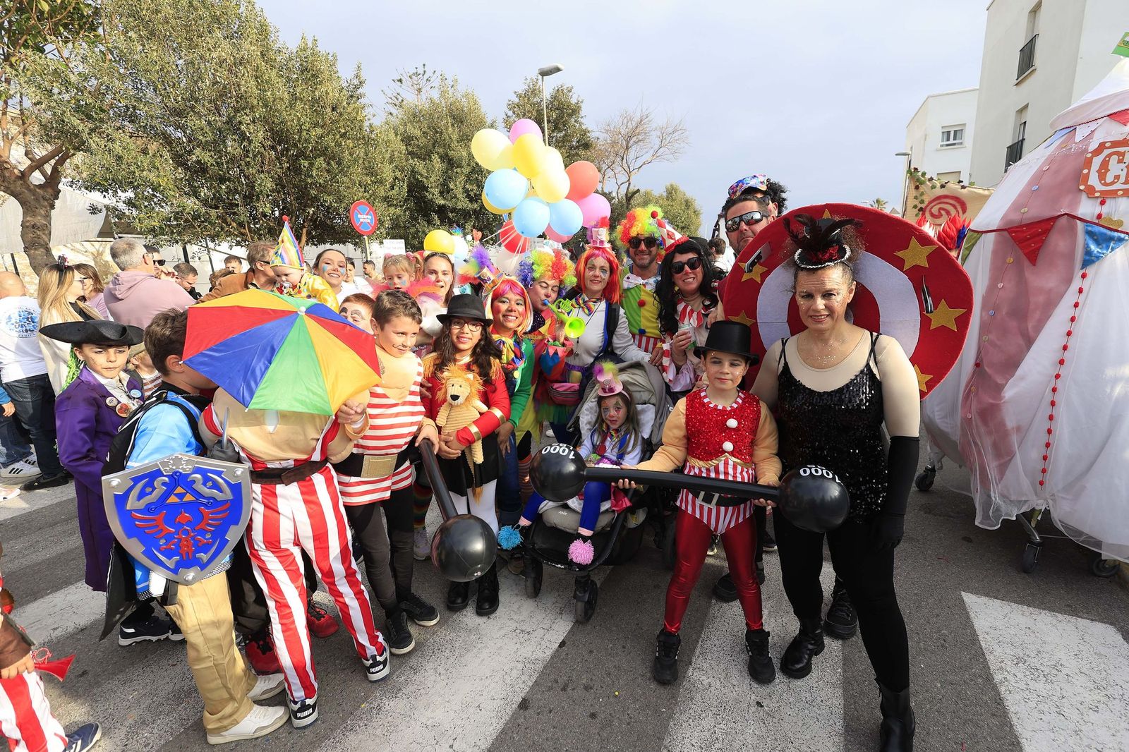 Búscate en las fotos del pasacalles del Carnaval de Tarifa 2026