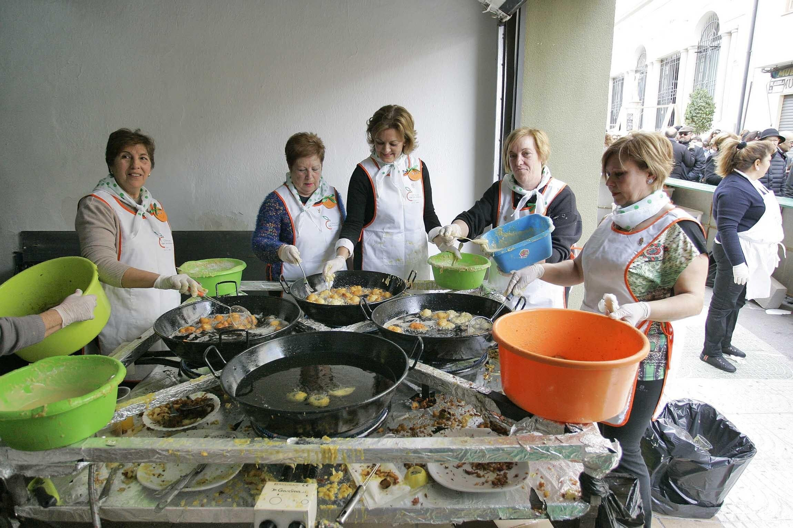 Imagen de archivo de unas mujeres cocinando papaviejos.