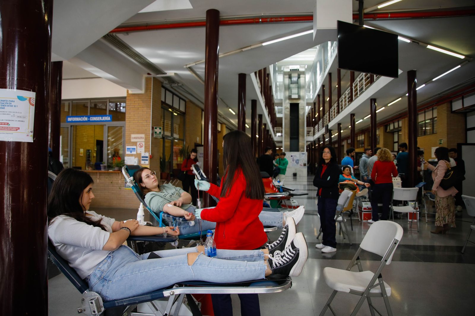 Juan de la Cruz Belmonte y Aref Laarej en la colecta de sangre de la UAL
