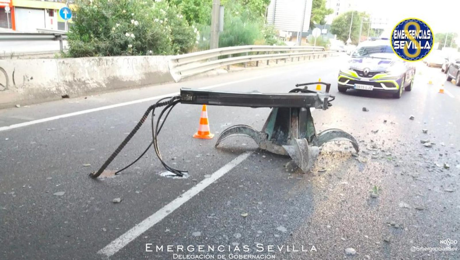 La grúa-pluma, caída sobre la vía.