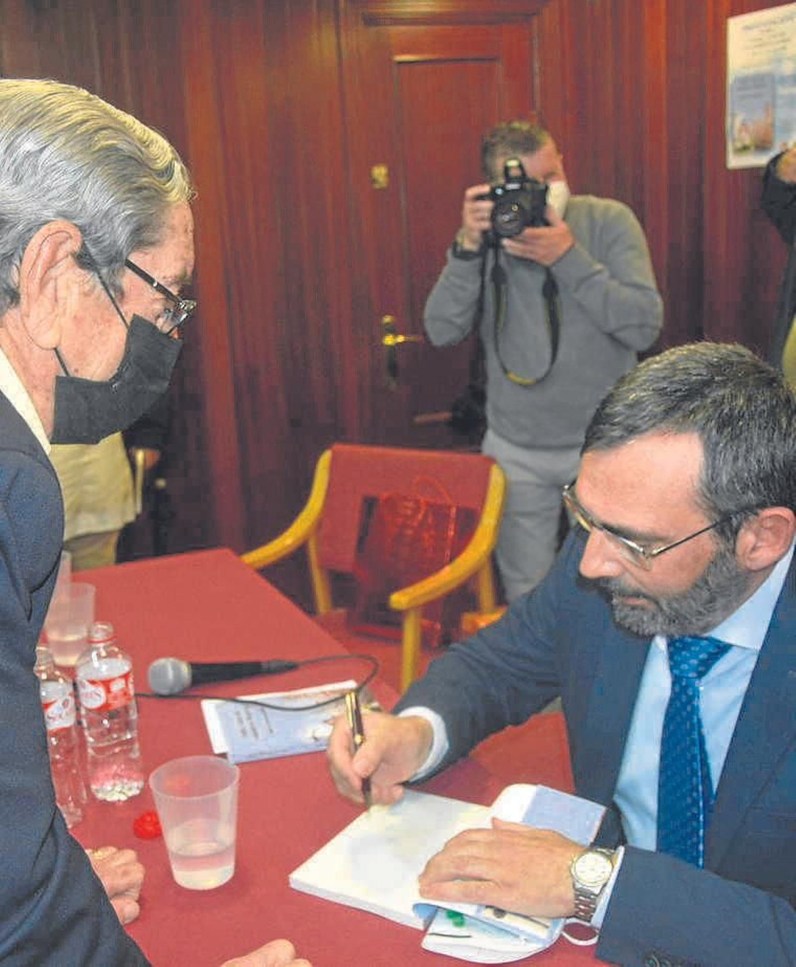 El autor del libro, Aberto Arsuaga Solís,  firmando un ejemplar a José Ramón Pérez Díaz-Alersi.