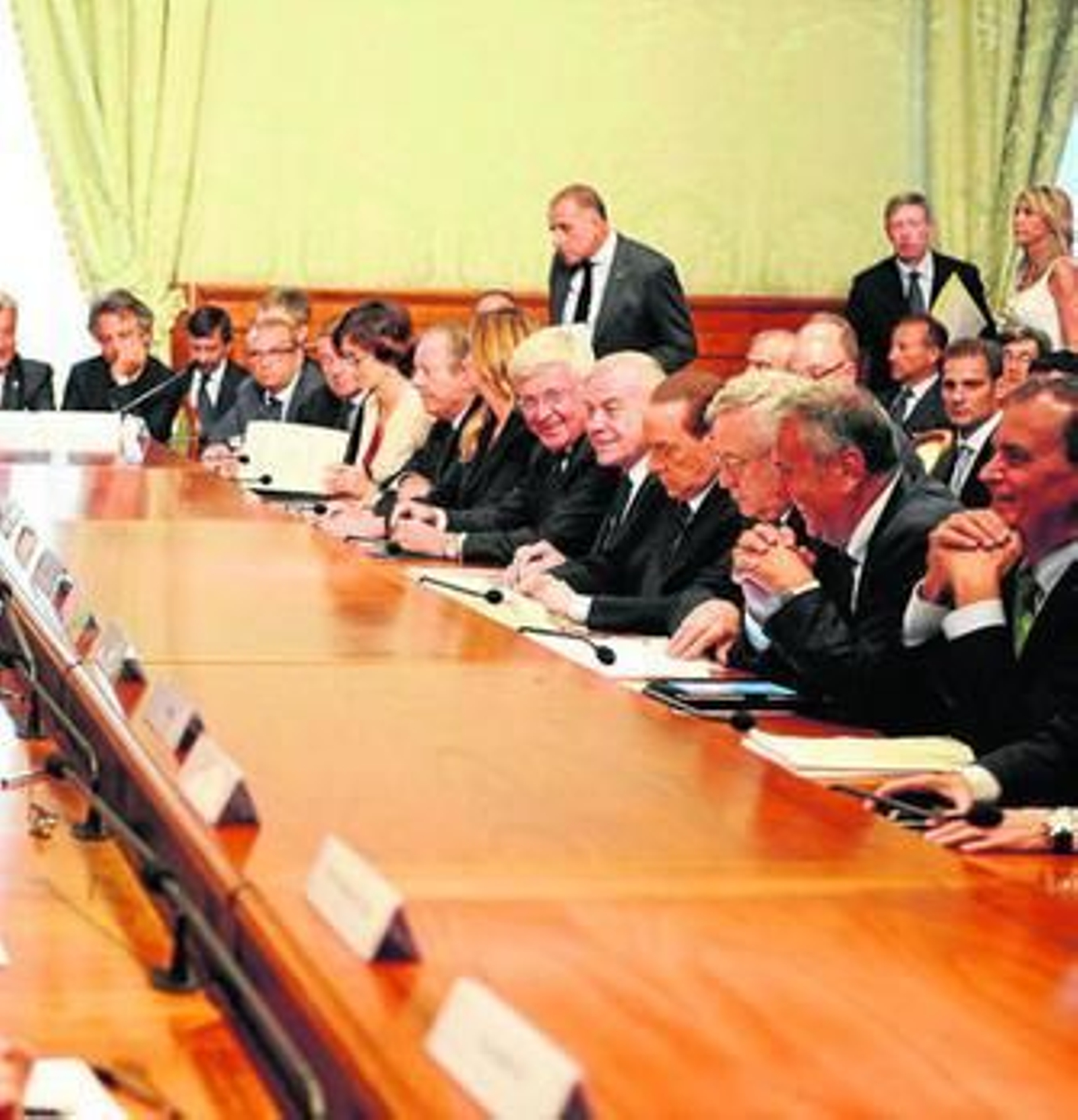 Silvio Berlusconi y distintos miembros de su Gobierno se reúnen con los agentes sociales en Roma. Silvio Berlusconi y distintos miembros de su Gobierno se reúnen con los agentes sociales en Roma.