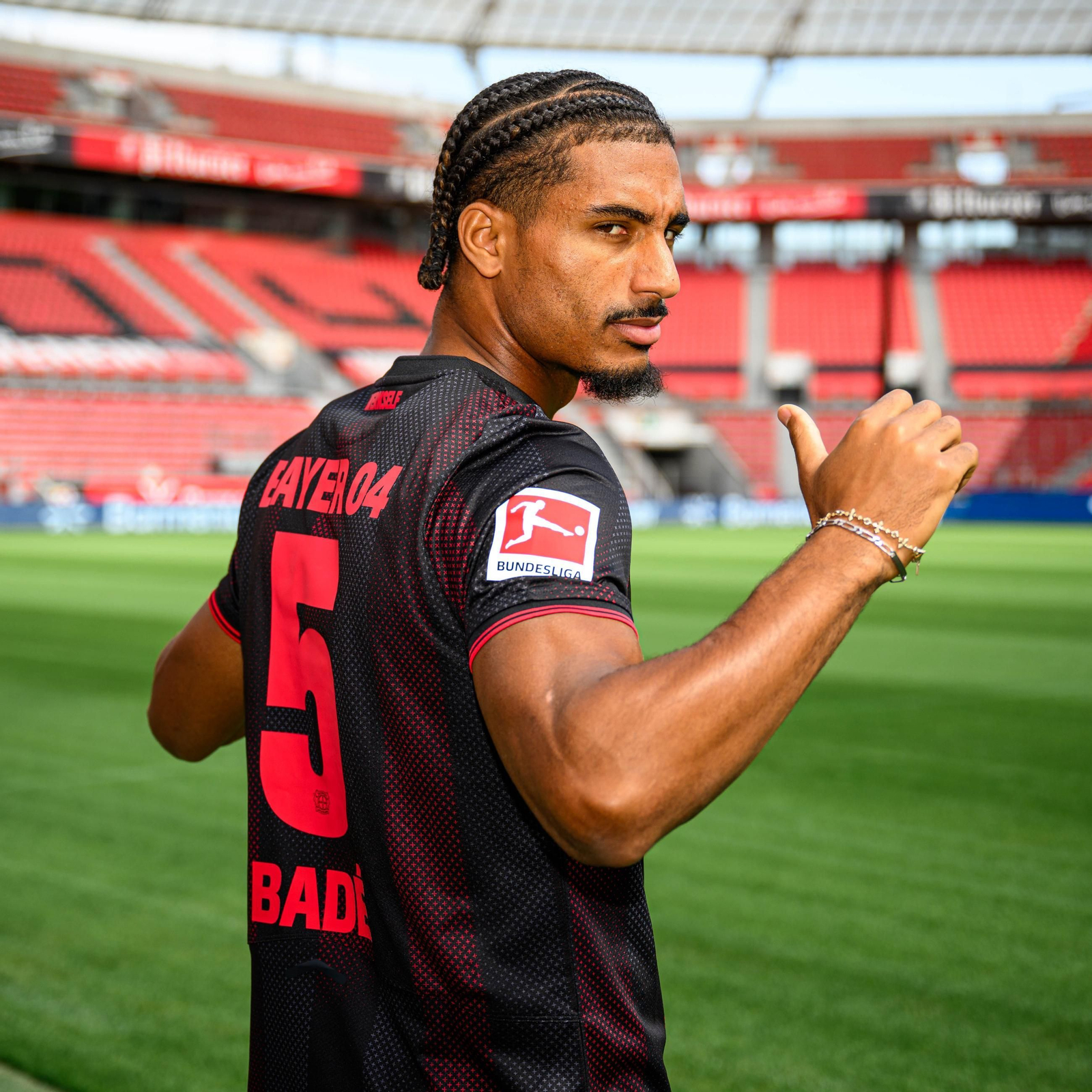 Loïc Badé, ya ataviado con su nueva camiseta del Bayer Lekerkusen.
