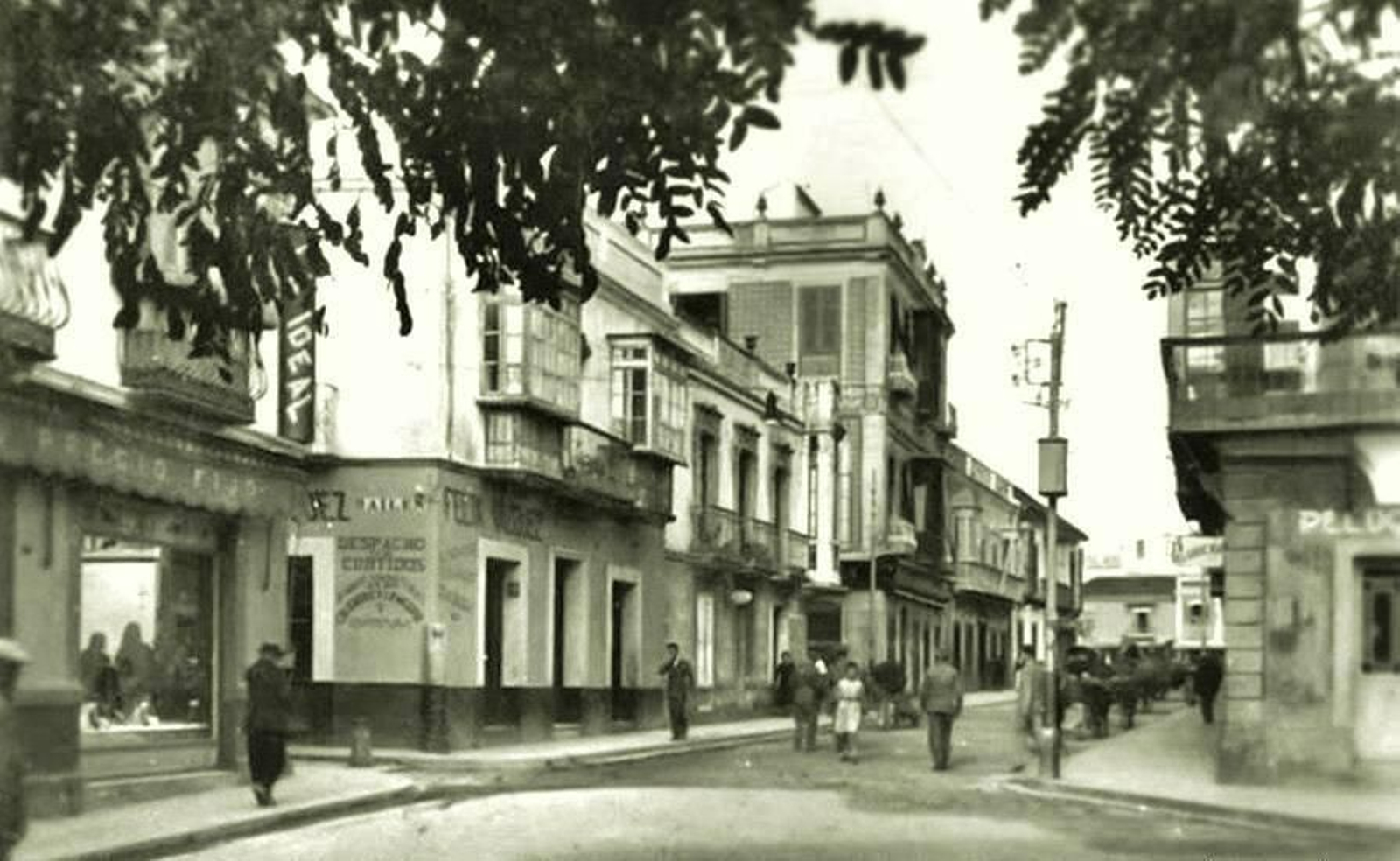 La calle acogía los más variados comercios.