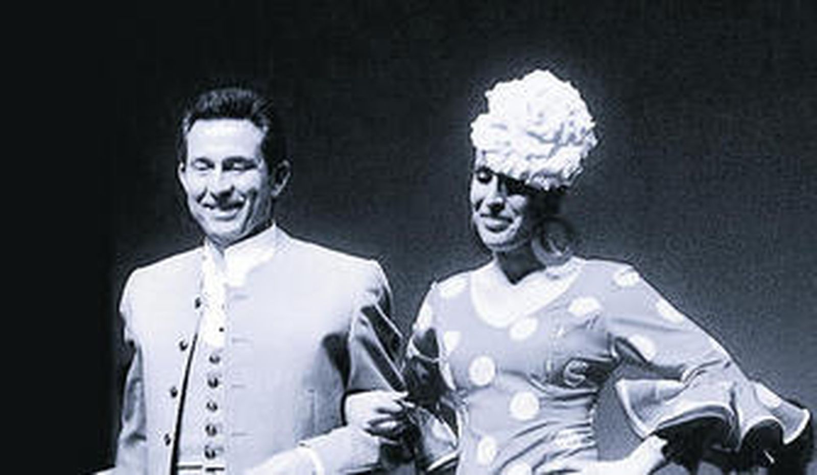 Tocados con poderío, gracejo y arte andaluz de Merche Villegas