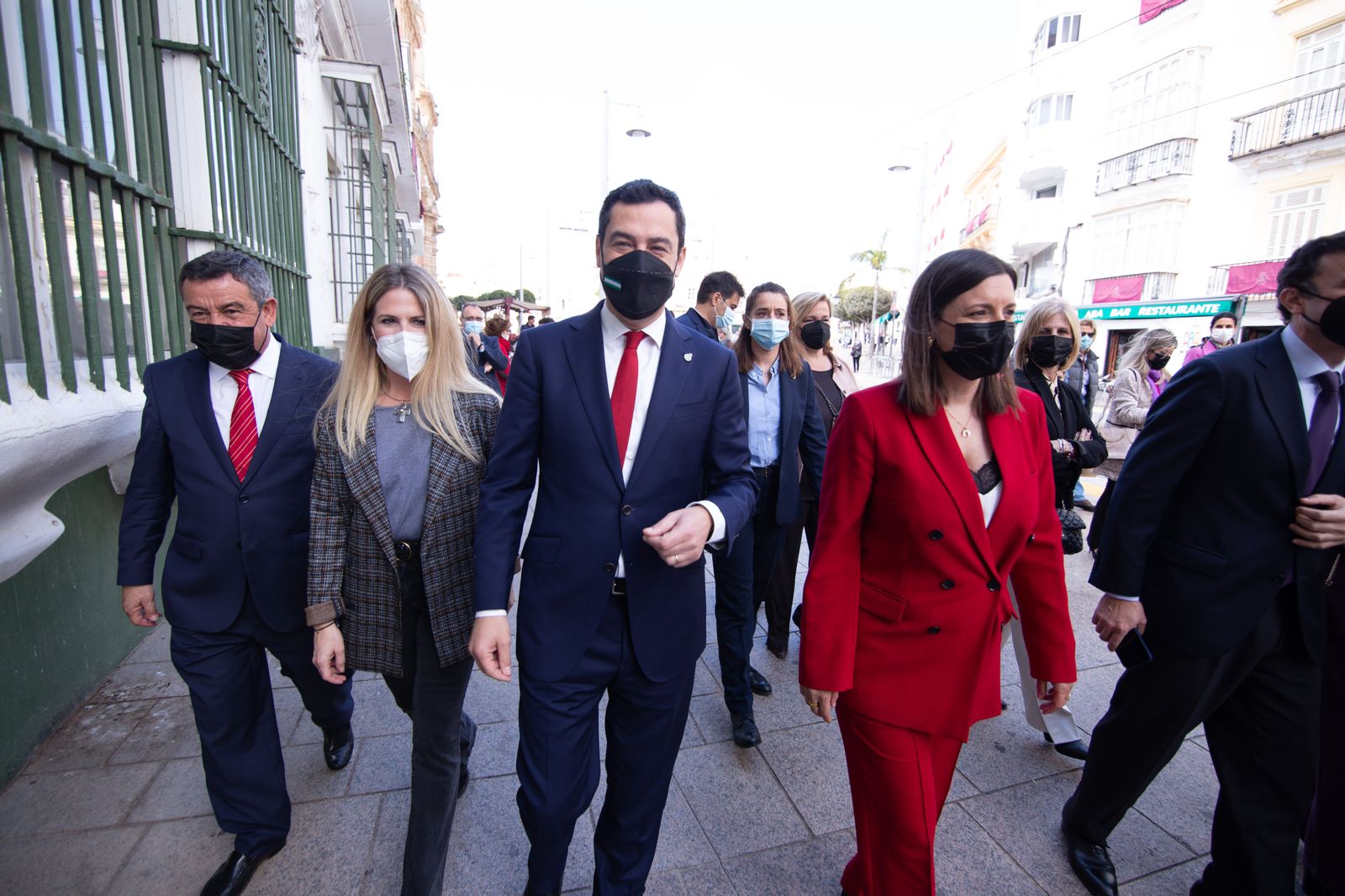 Así ha sido la visita del presidente de la Junta a las hermandades del Lunes Santo de San Fernando