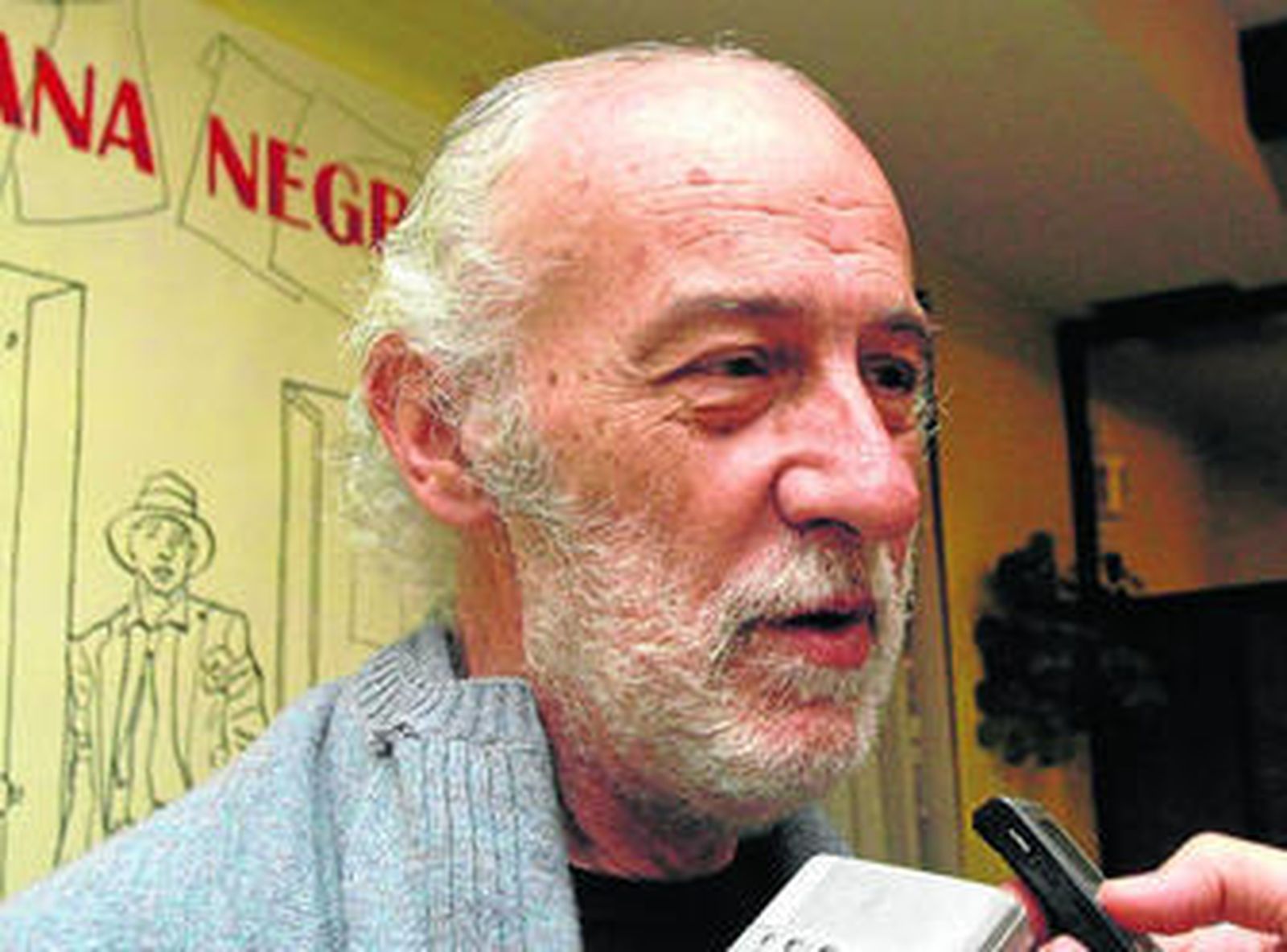 El escritor Guillermo Orsi, al poco de saberse ganador del premio.