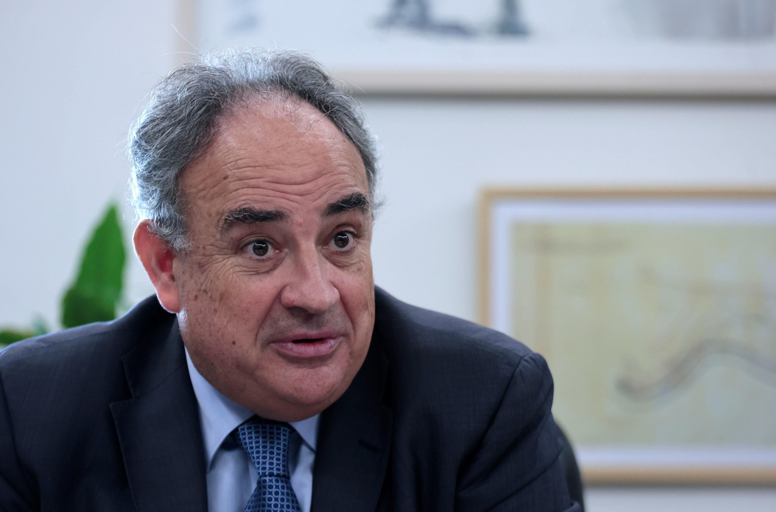 El consejero delegado de Emasesa e ingeniero de montes, Manuel Romero (Granada, 1965), en su despacho.