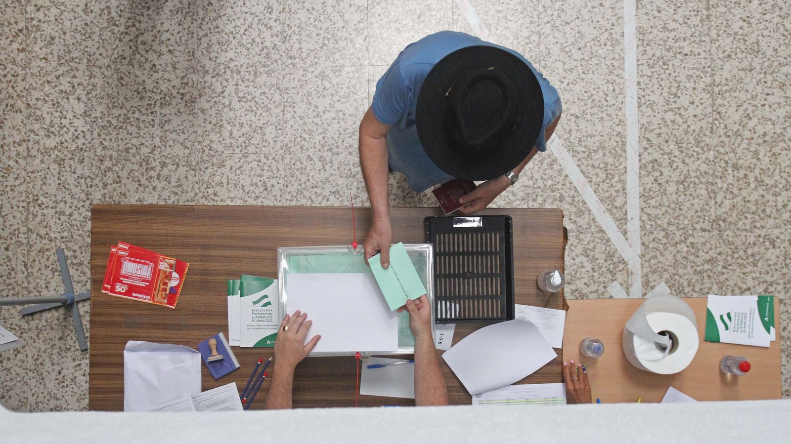 Un hombre vota en un colegio electoral de La Línea.