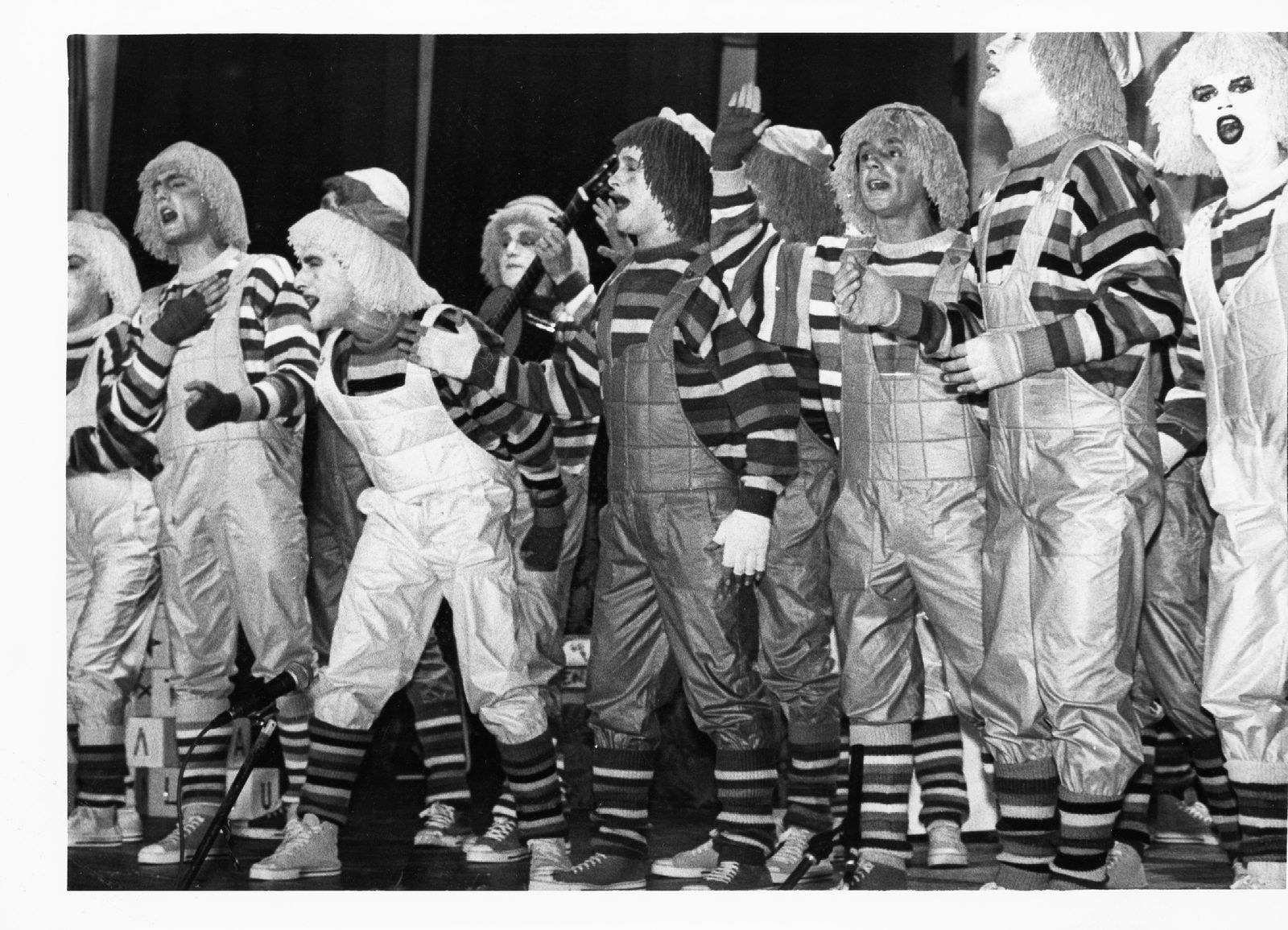 Martínez Ares cantando con su comparsa 'Entre tus brazos', 4º premio.