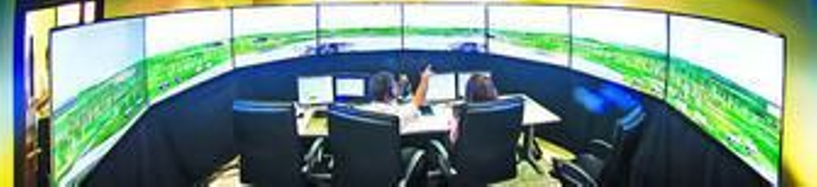 Verónica y otro joven alumno realizan prácticas en el simulador de la pista jerezana en el que los controladores pasan 11 semanas formándose.