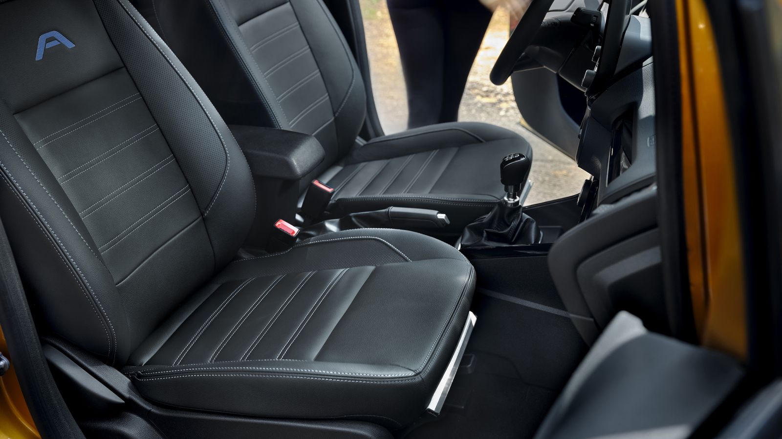 La tapicería es específica en esta versión, con una combinación de cuero y vinilo.