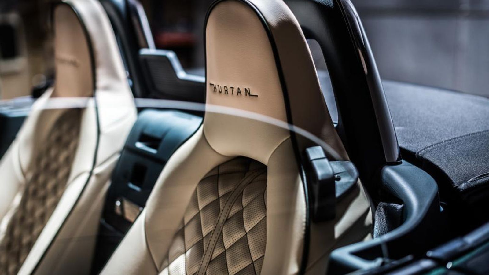 El comprador puede participar activamente en la definición de su coche, eligiendo el tipo de materiales, diseños, etc.