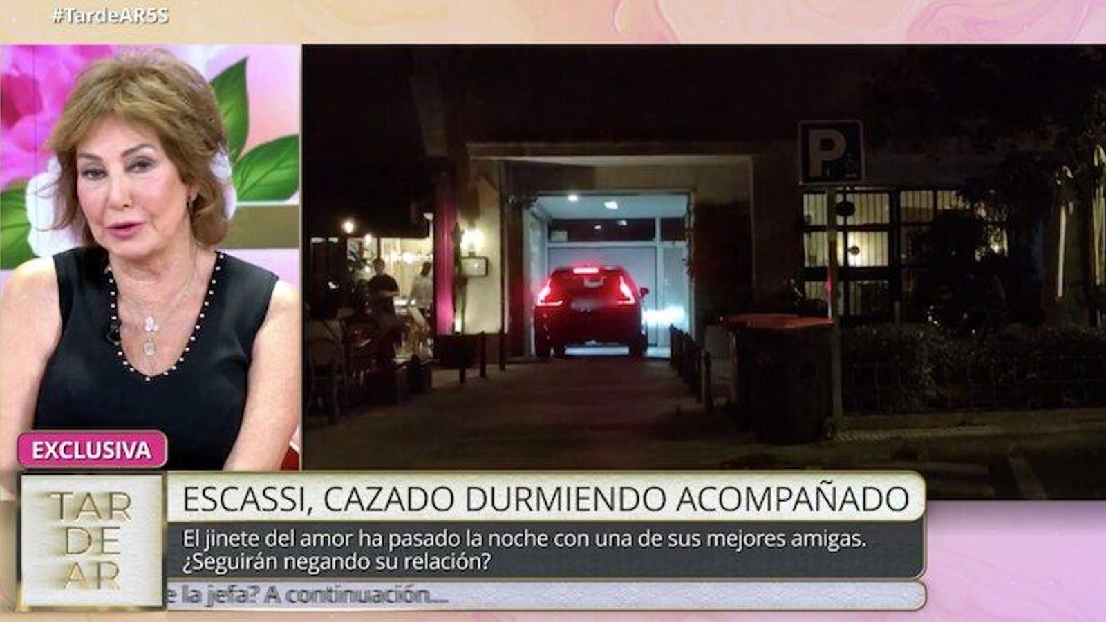 Álvaro Muñoz Escassi entrando en la casa de Hiba Abouk