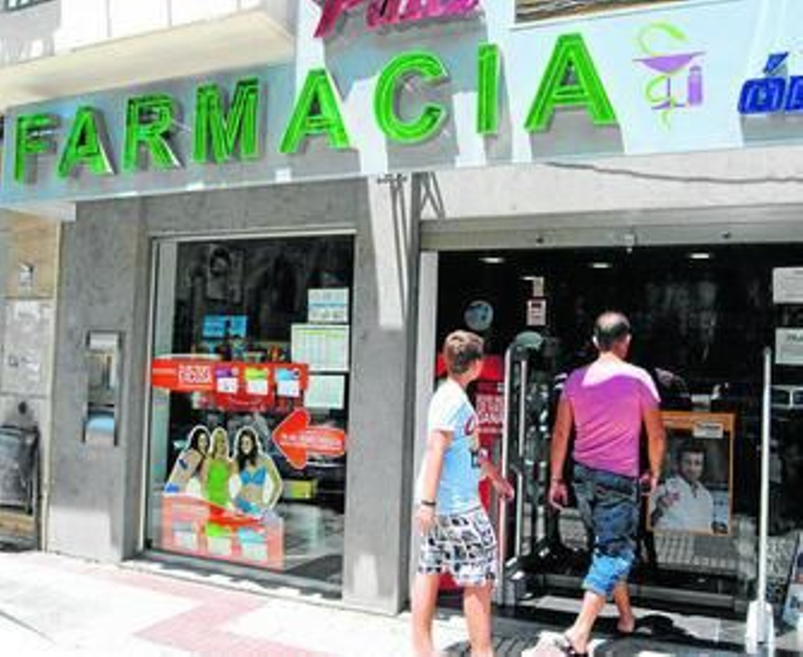 Fachada de una farmacia de la capital.