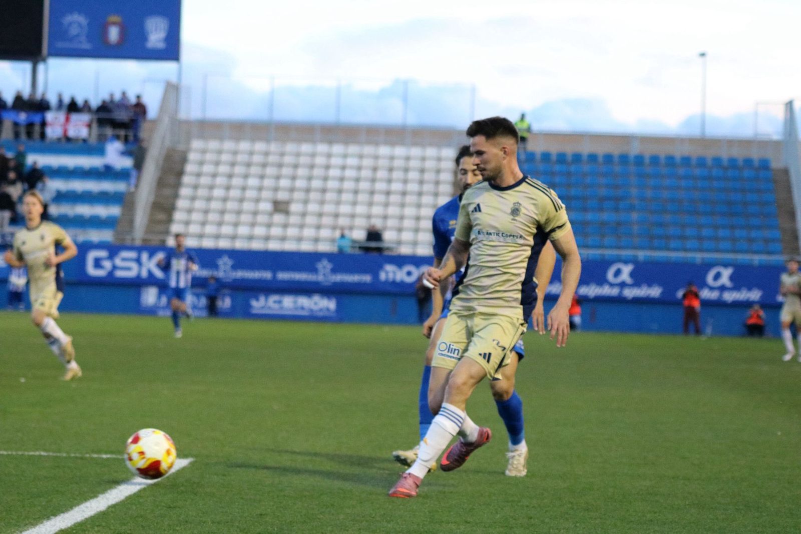 José Carlos juega atrás hacia Jero.