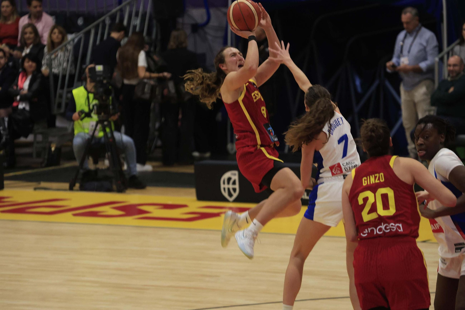 Fotos del partido y ambiente en el España-Francia del Torneo Internacional de Baloncesto Femenino en La Línea