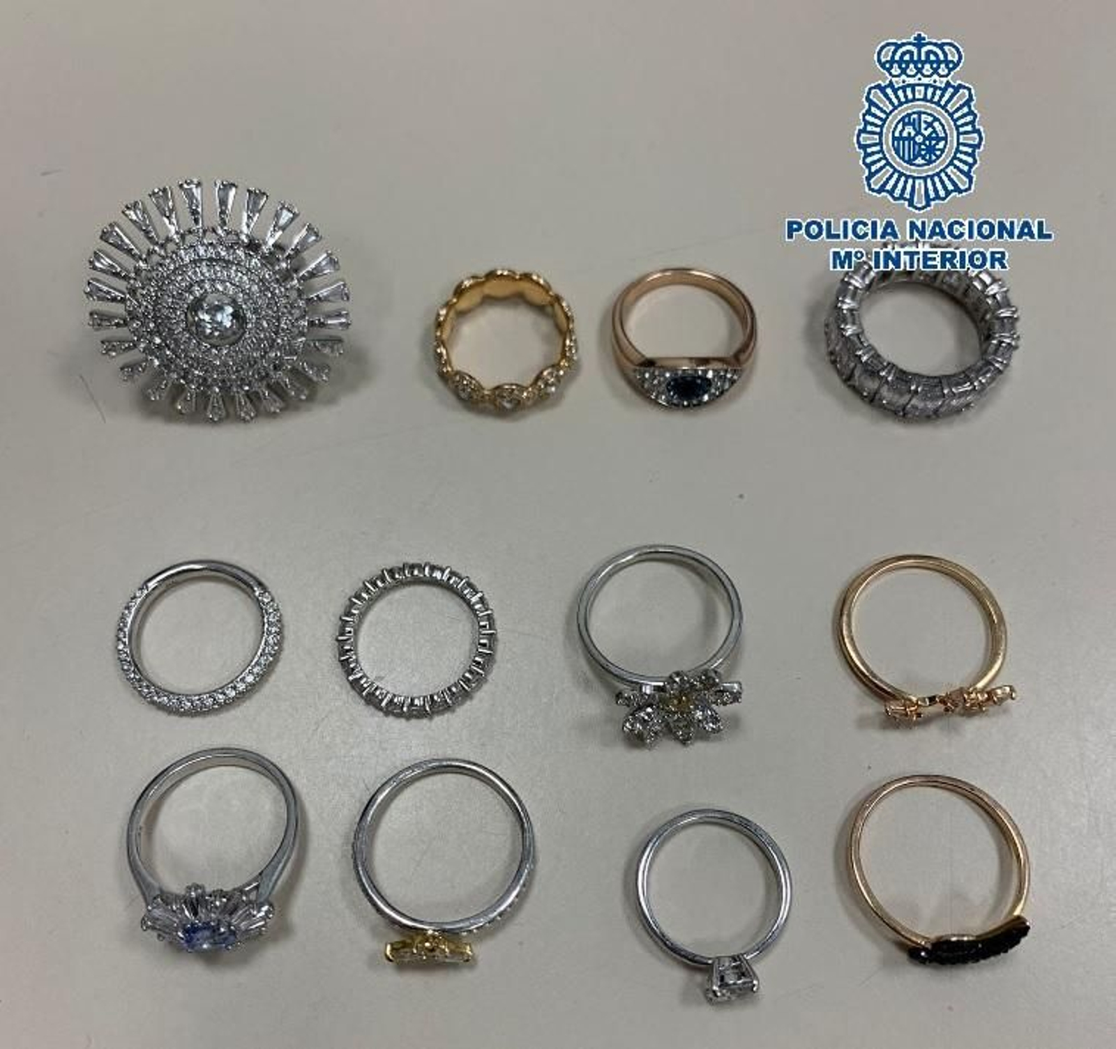 Los anillos que los detenidos llevaban encima en el momento de su arresto. Los anillos que los detenidos llevaban encima en el momento de su arresto.