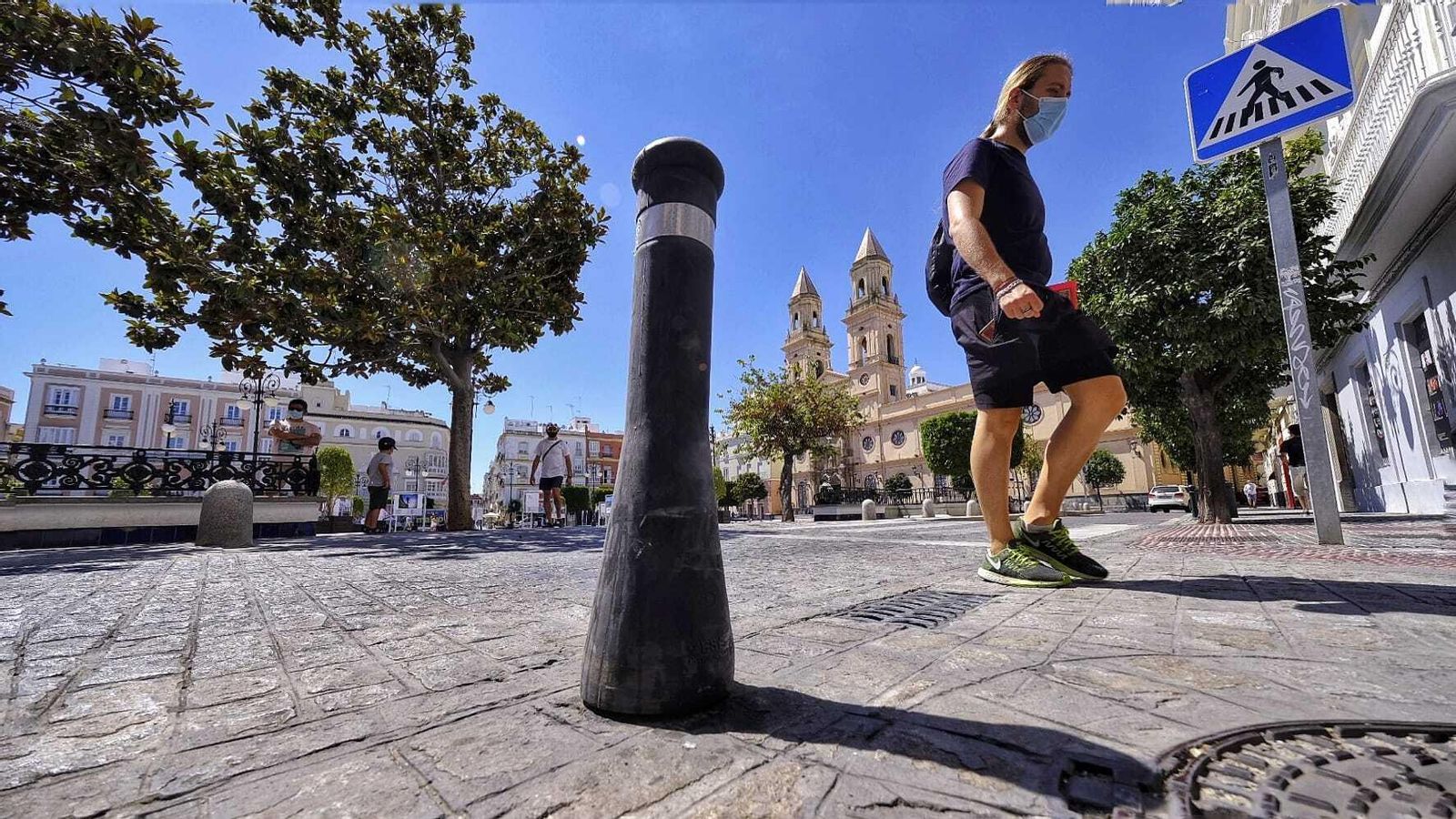 El bolardo que impide la entrada de vehículos en la recién peatonalizada calle Veedor.