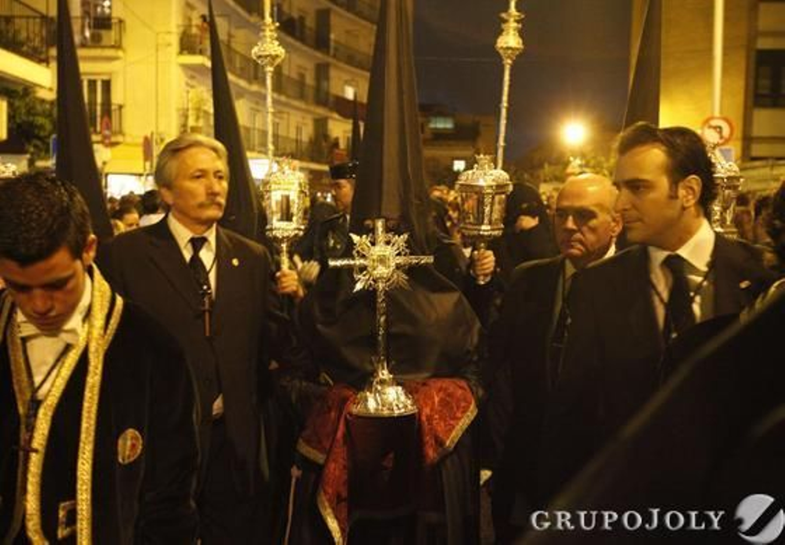 La Hermandad de Vera-Cruz sale sin pasos y completa su estación de penitencia con el Lignum Crucis.

Foto: Jose Angel Garcia