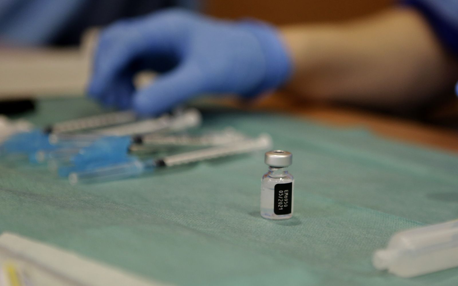 Detalle de uno de los botes de las vacunas anti Covid, con varios viales preparados al fondo.