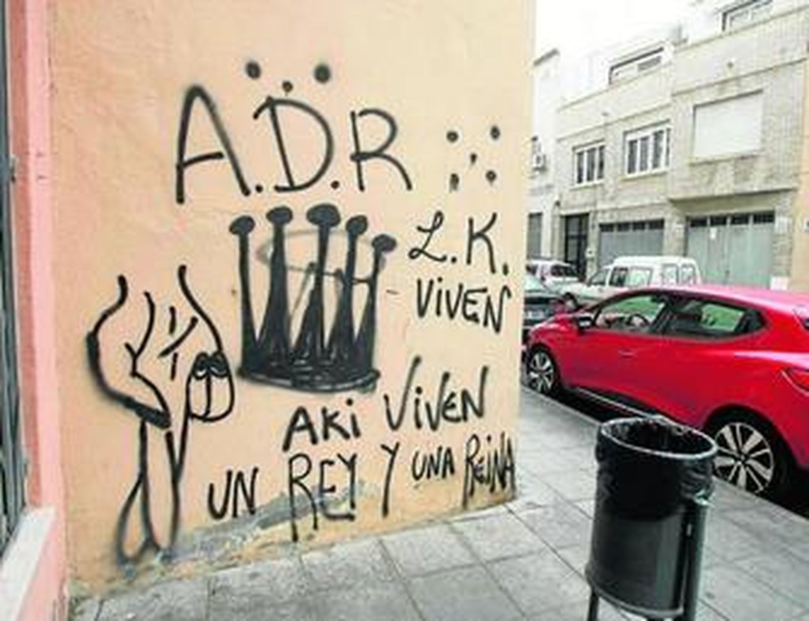 Una pintada con toda la parafernalia de los latin kings, la corona, los dedos cruzados y las iniciales L y K.