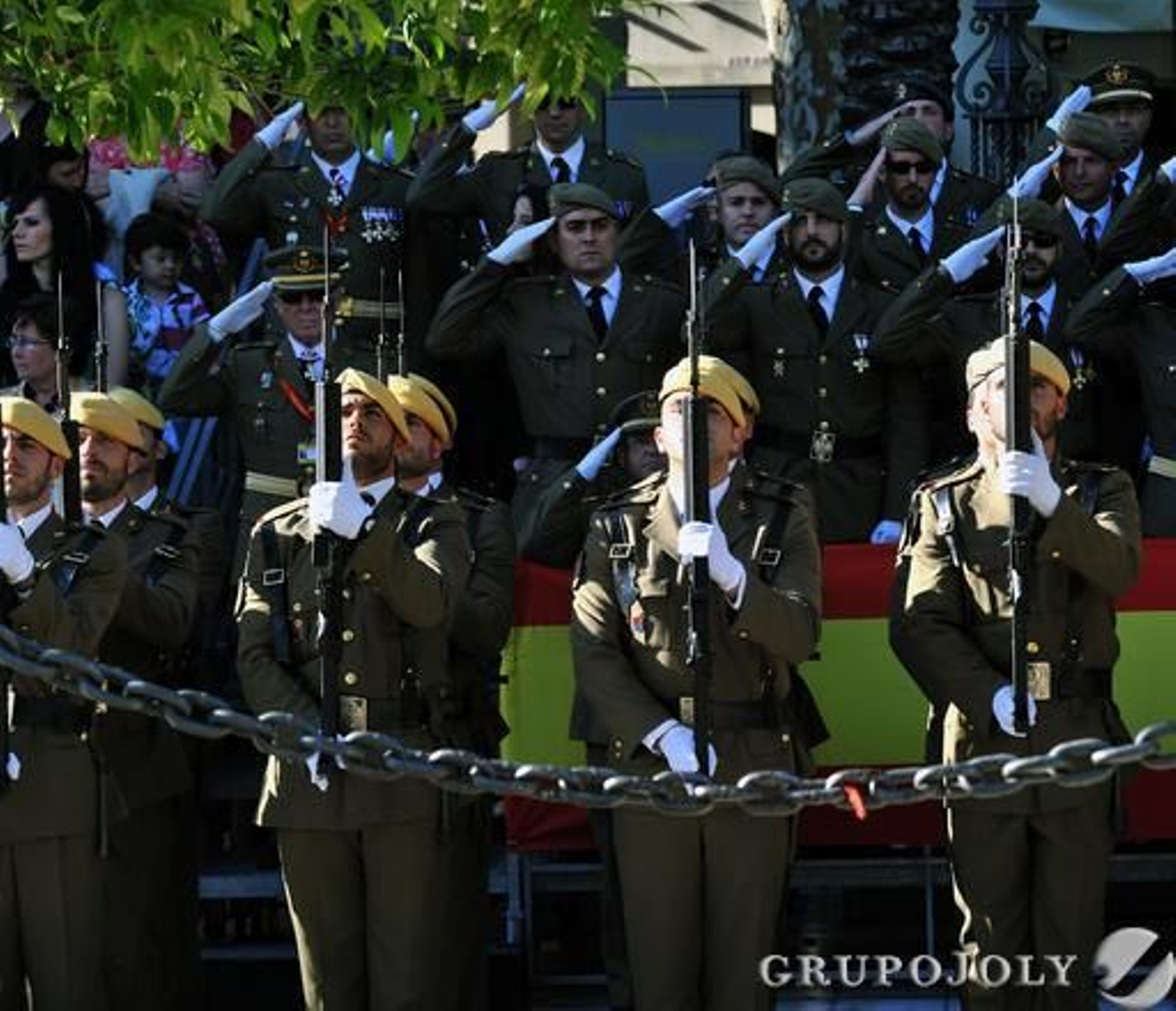 Las imágenes de la jura de bandera y el desfile militar del Día de San Fernando