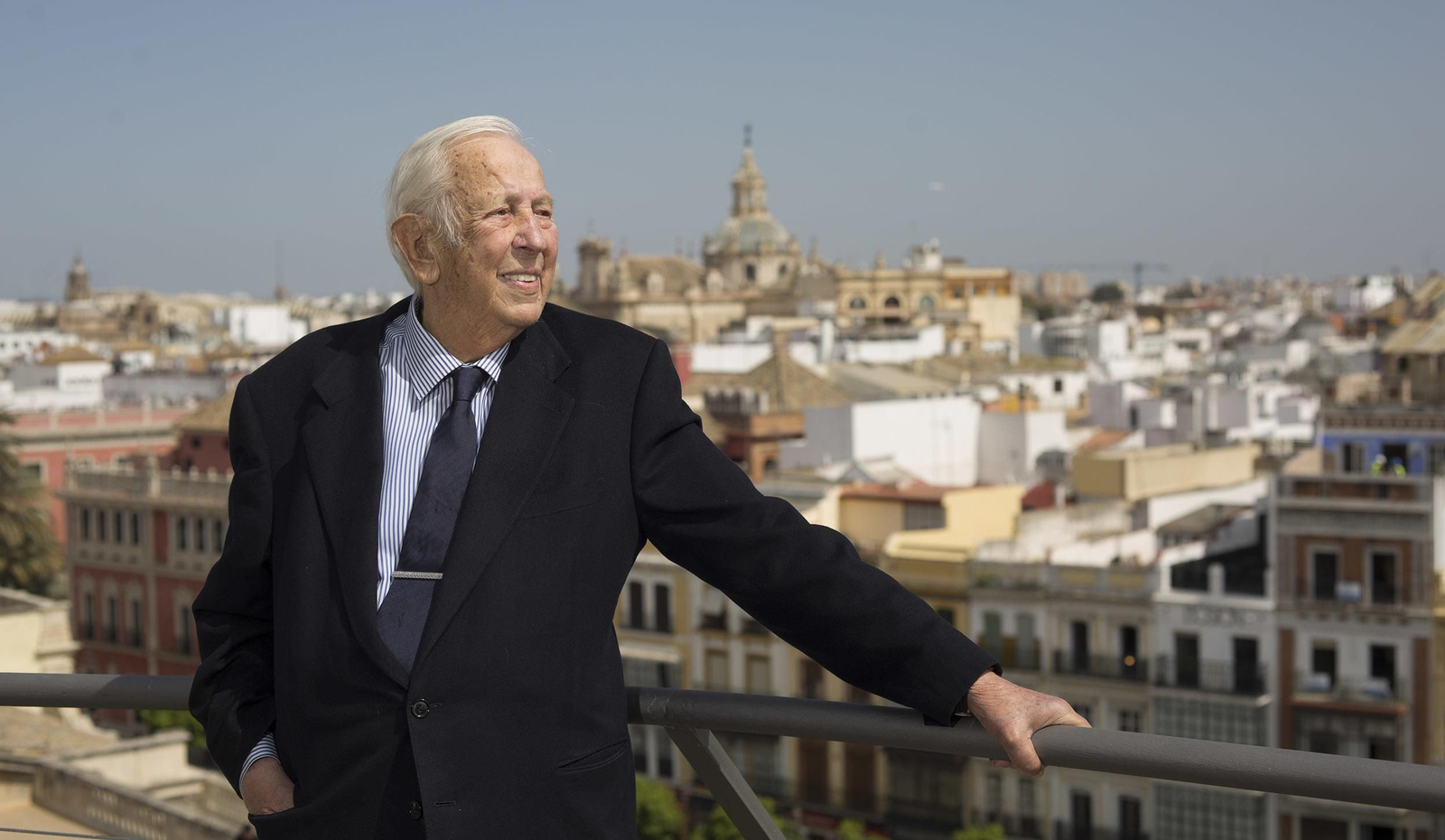 Olivencia, con Sevilla de fondo.