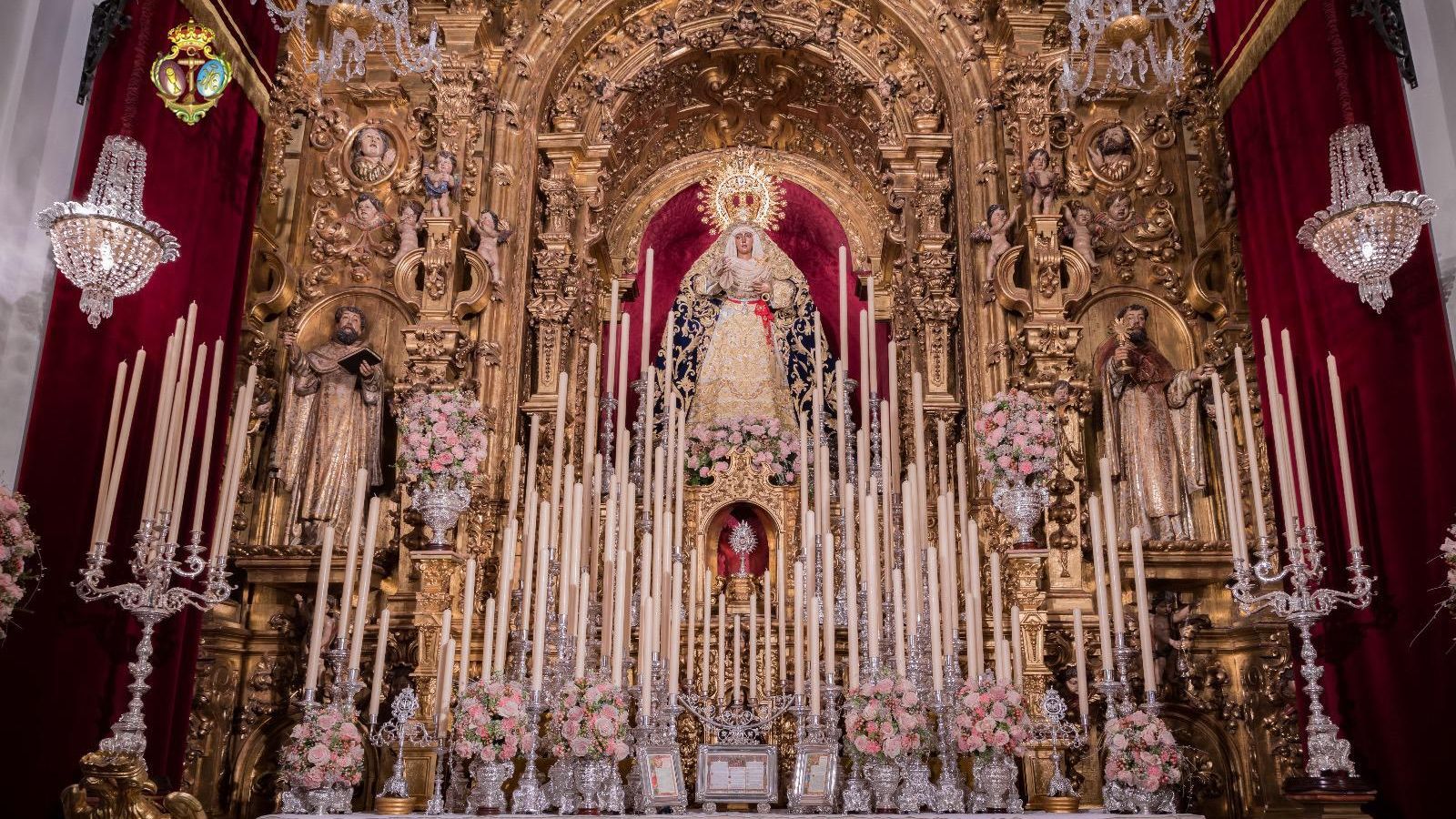 La Esperanza de Triana en el altar de su septentario doloroso