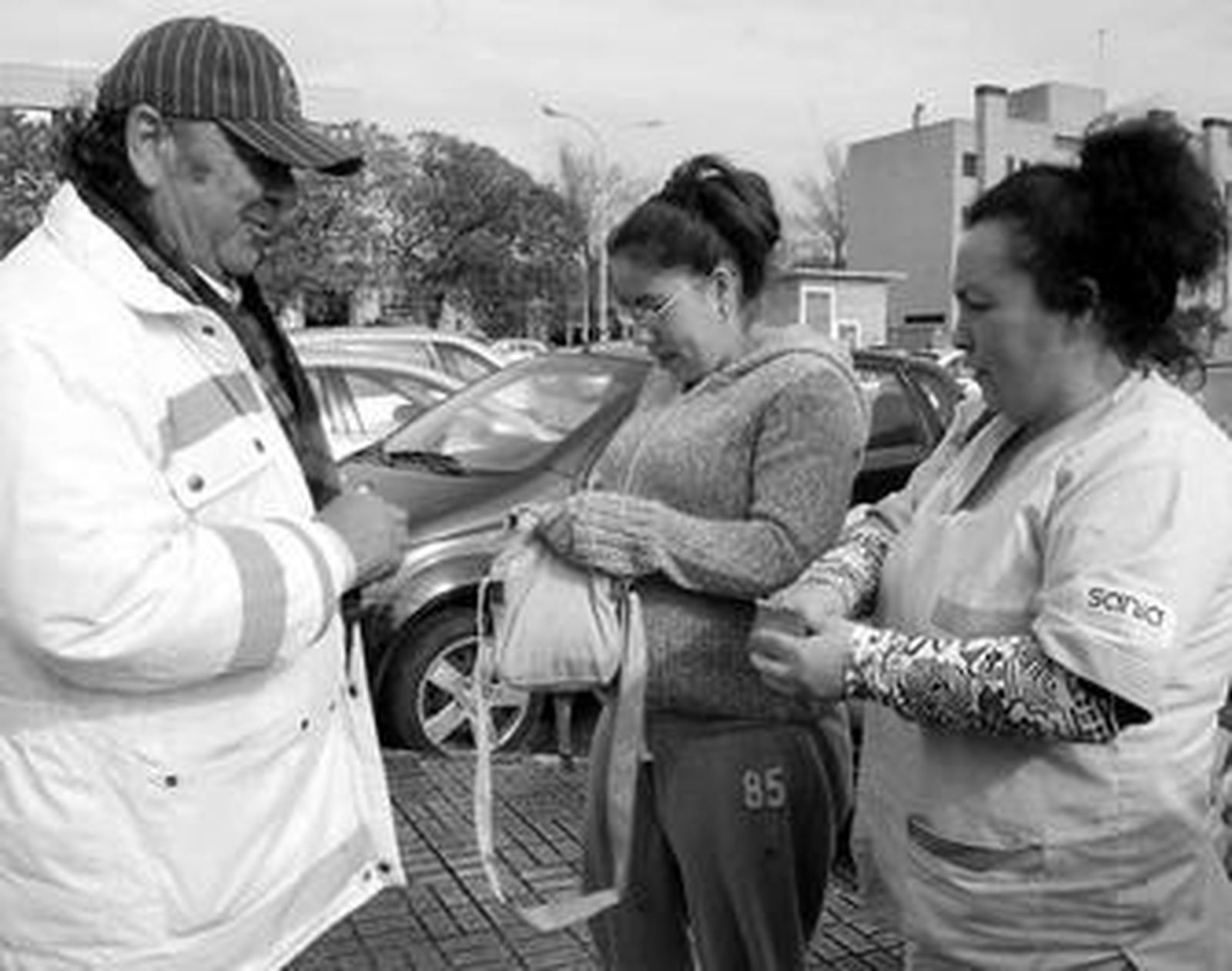 Un vovij realizando su trabajo en el aparcamiento de Merca 80 San Benito.