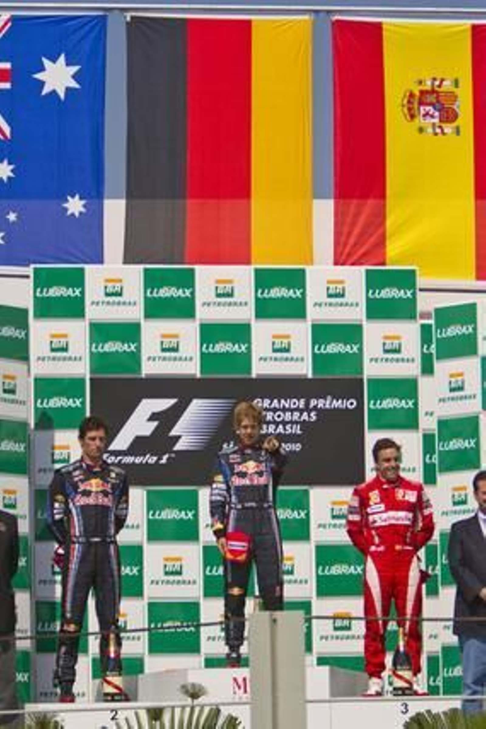 Vettel gana en Interlagos por delante de Webber y Alonso. / AFP