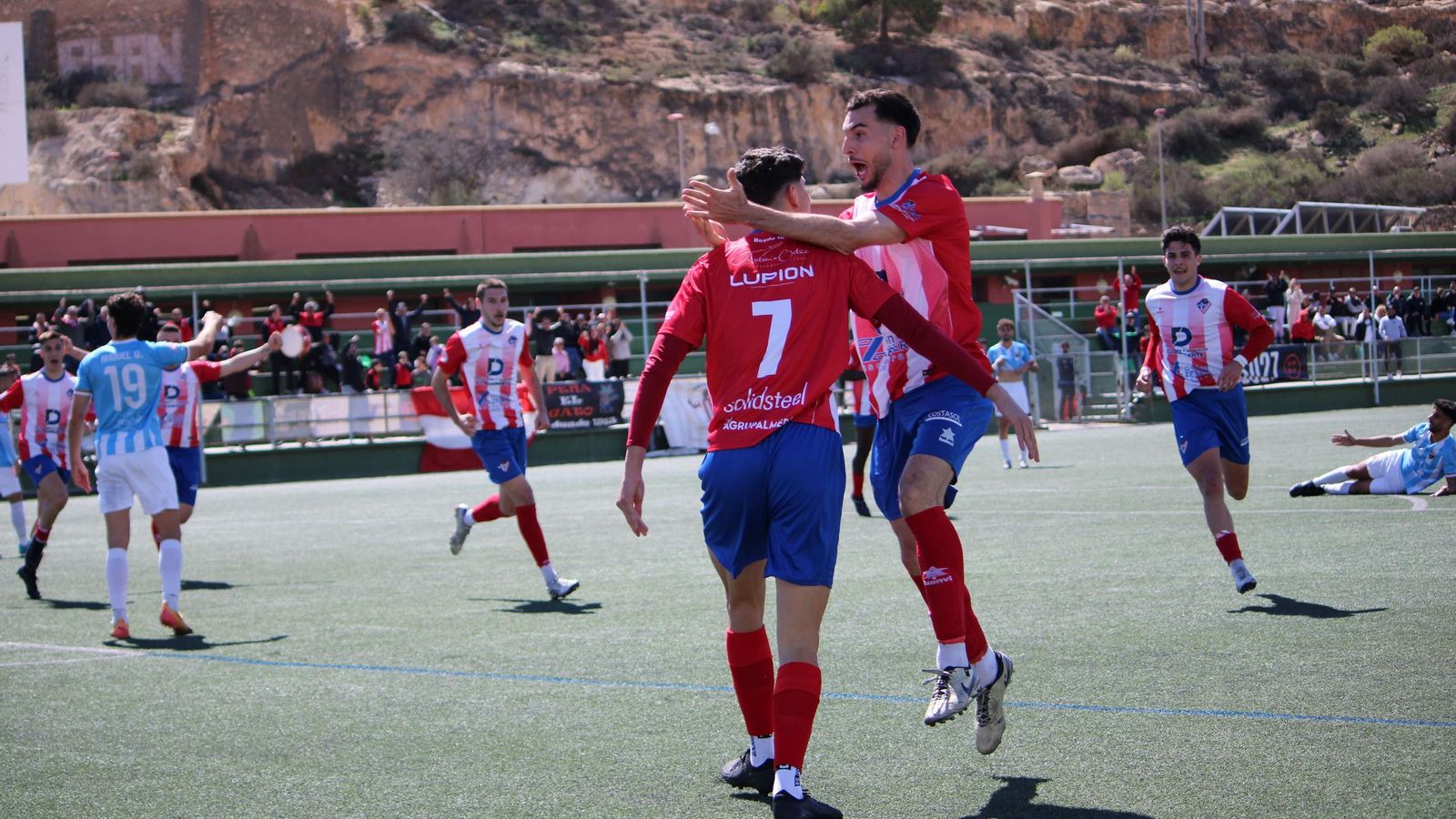 Los almerienses celebran el tanto de Juanjo López con el que consiguieron adelantarse en el marcador.