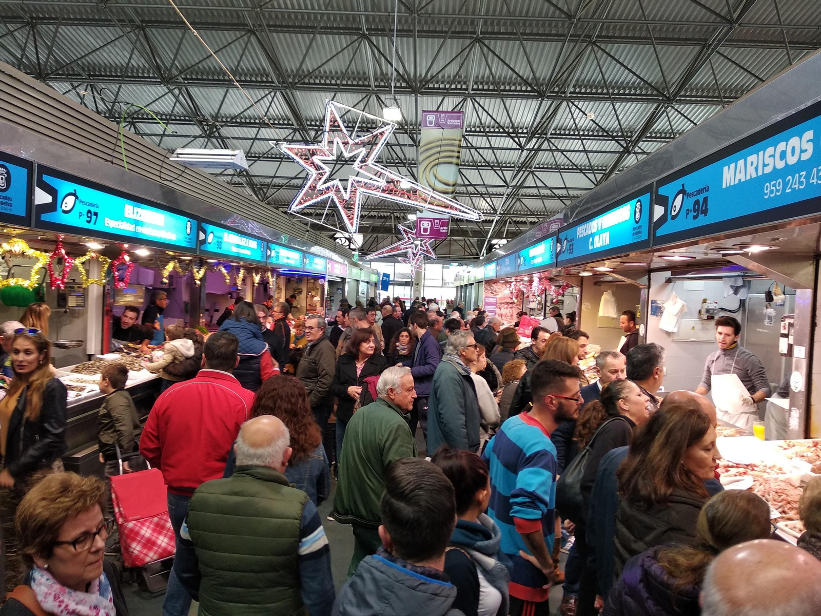 Ambiente en el Mercado del Carmen días antes de Nochebuena.