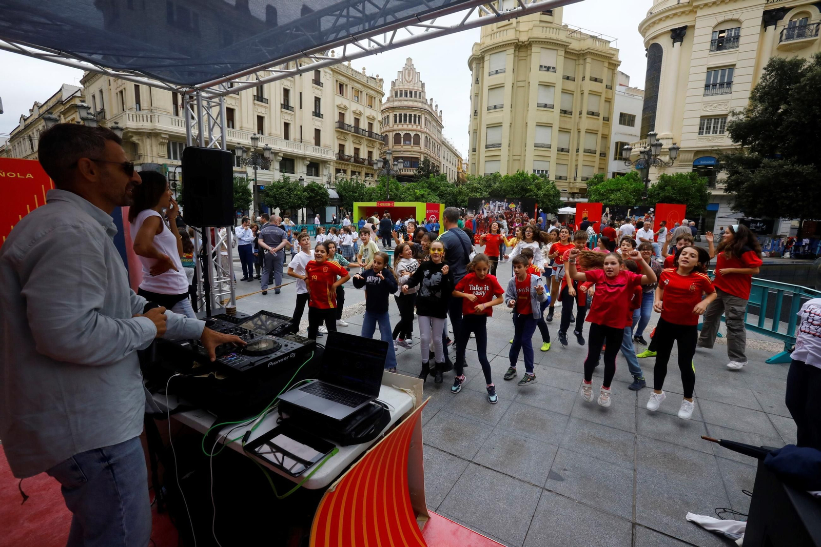 Los colegios de Córdoba disfrutan de la Fan Zone de la selección española, en imágenes