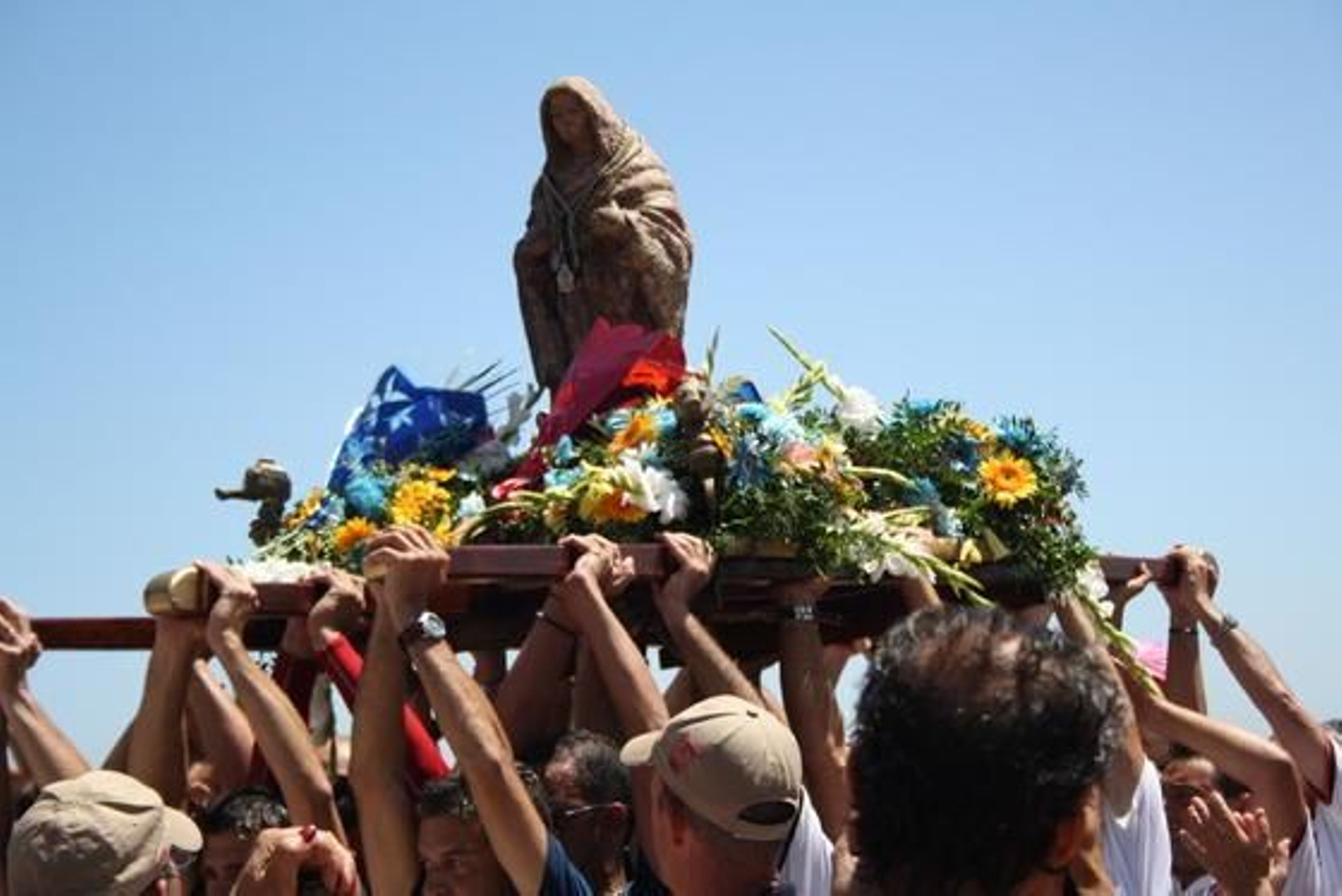 Miles de fieles recibieron con entusiasmo a la imagen en su llegada a la playa.

Foto: Fran Montes