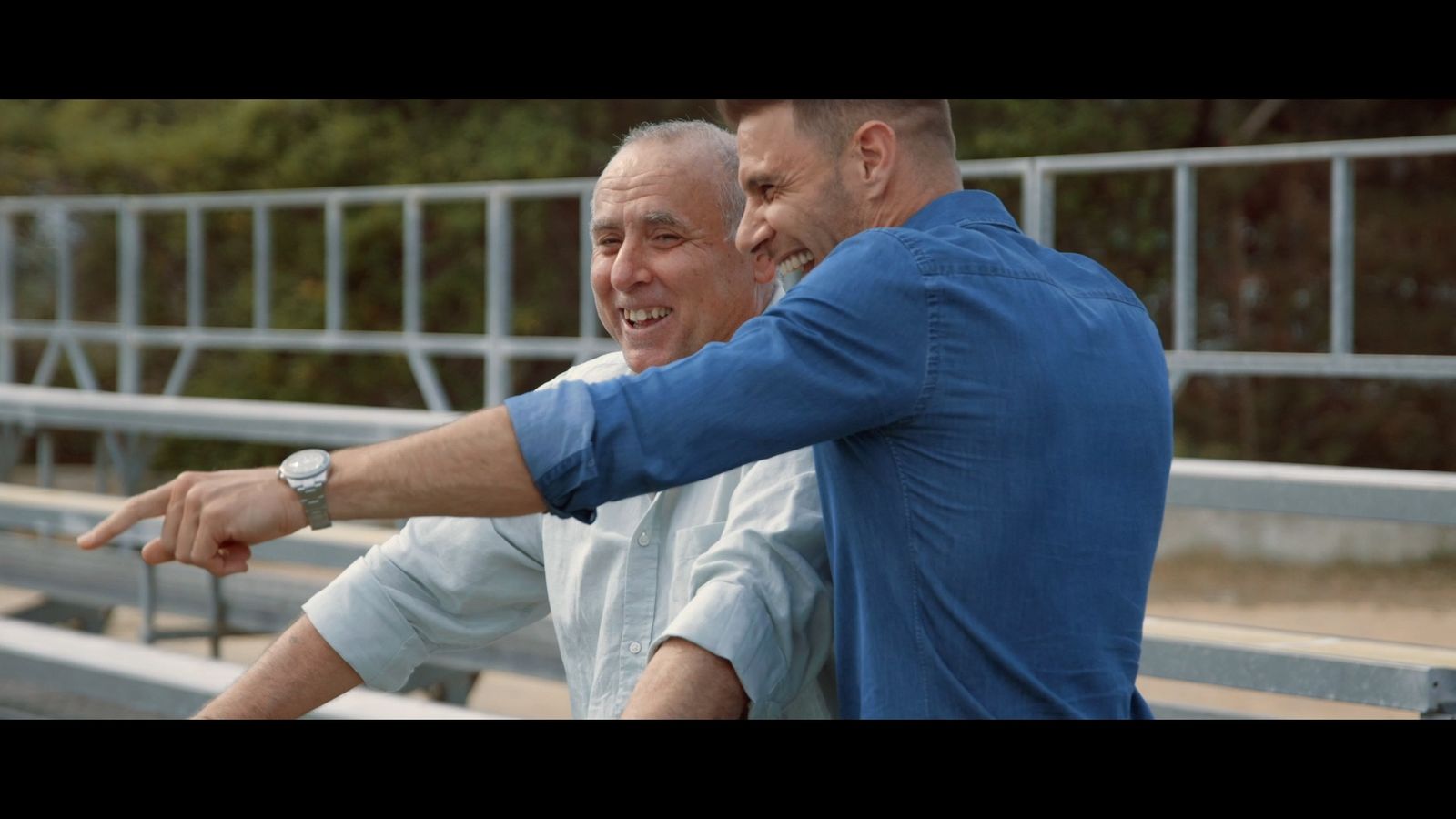 Joaquín, en El Puerto con el que fuera su primer entrenador, Rogelio Cárdenas, en una imagen de la serie.