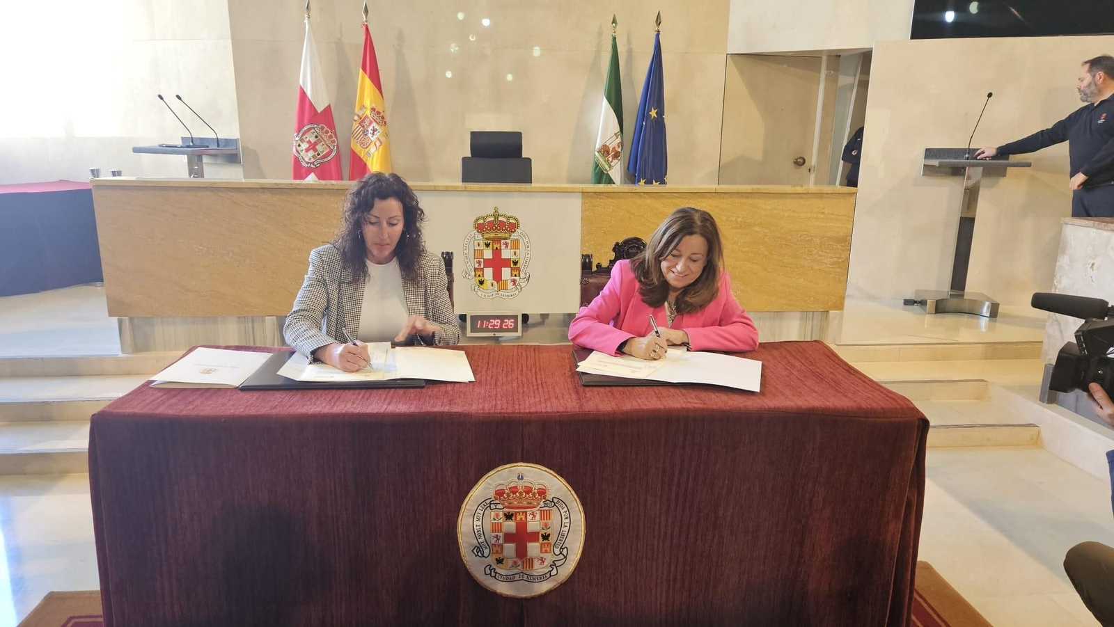Firma del convenio entre la alcaldesa de Almería y la consejera de Educación.