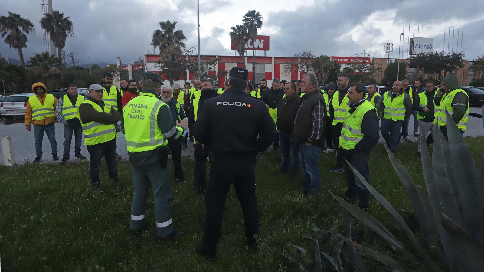 Fotos de la concentración de los camioneros en el acceso sur del puerto de Algeciras