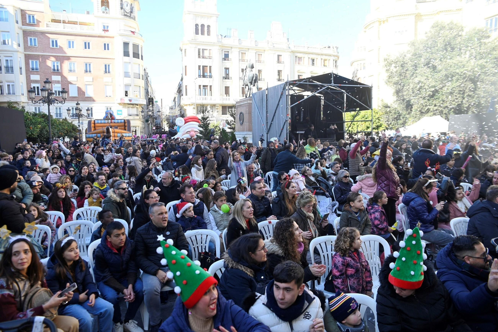 Los niños de Córdoba despiden 2024 con una fiesta infantil y campanadas en las Tendillas, en imágenes