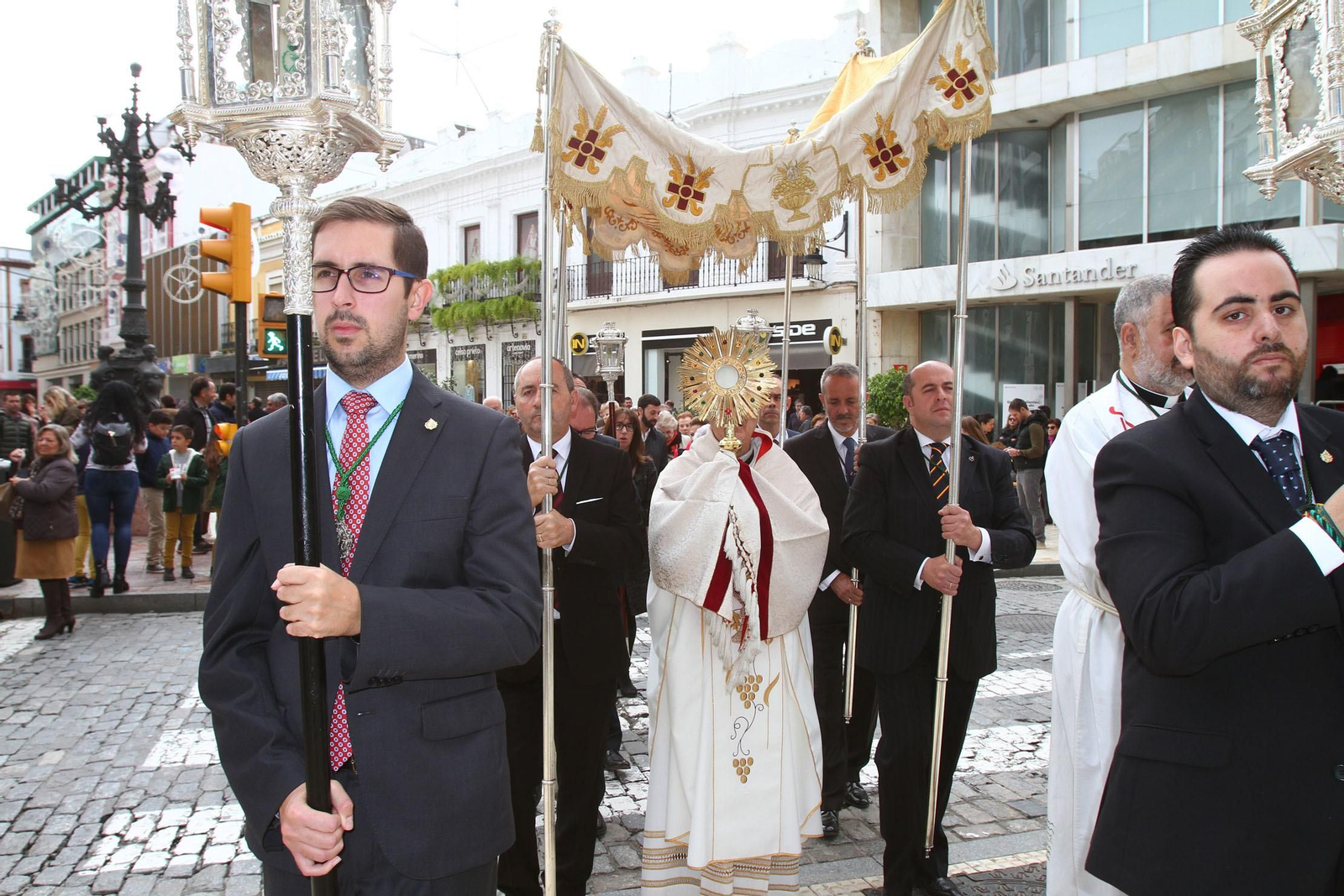 Procesión Solemne  de la Hermandad de La Vera Cruz, con el Santísimo Sacramento.